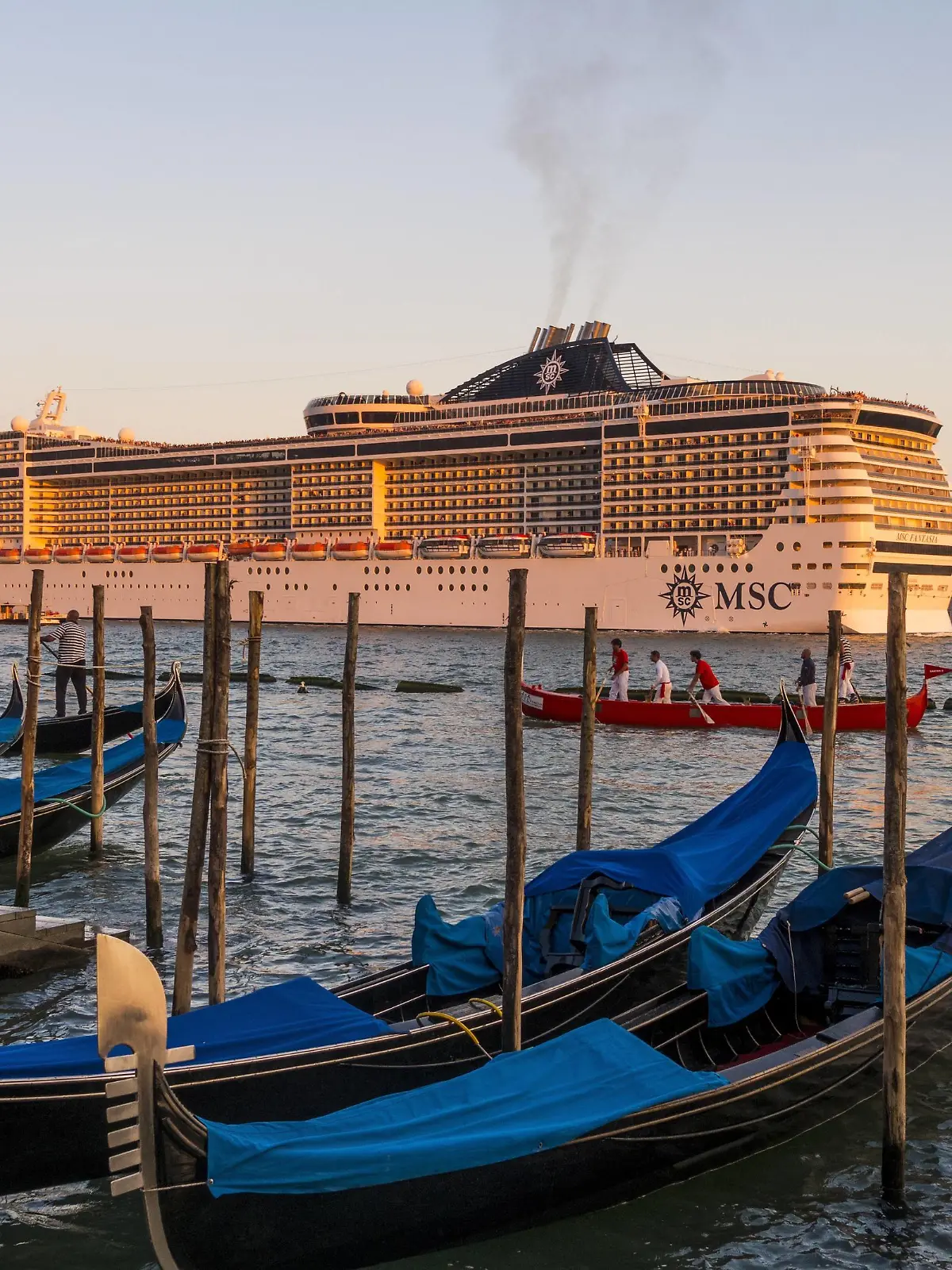 MSC Fantasia, Kreuzfahrtschiff in der Lagune von Venedig, Italien, Venetien, Venedig Copyright: xKTHx ALLIT847680  