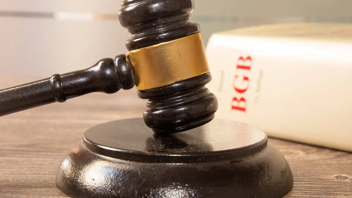 Symbolbild Gerichtsverhandlung: Nahaufnahme von einem Richterhammer und BGB Bürgerliches Gesetzbuch *** Symbol image court hearing close up of a judge hammer and BGB civil code Copyright: xx