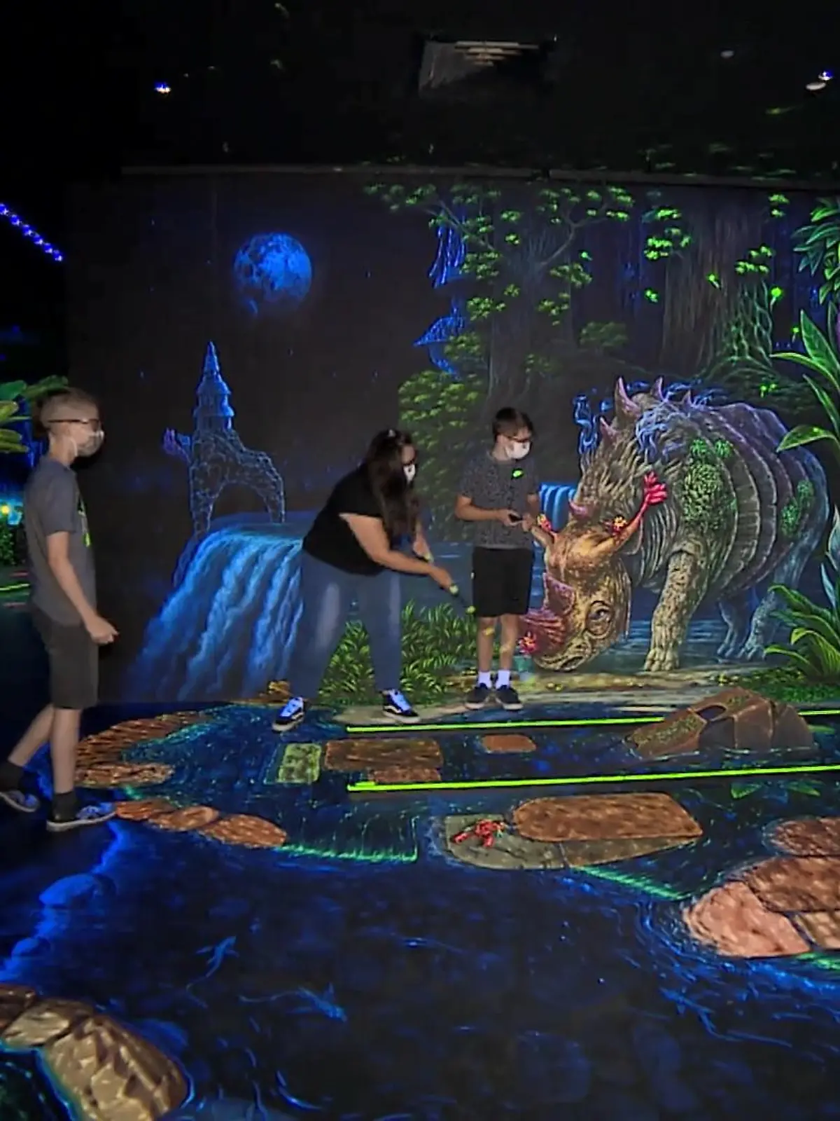 Bild zu: "Schwarzlicht-Minigolf in Köln eröffnet"