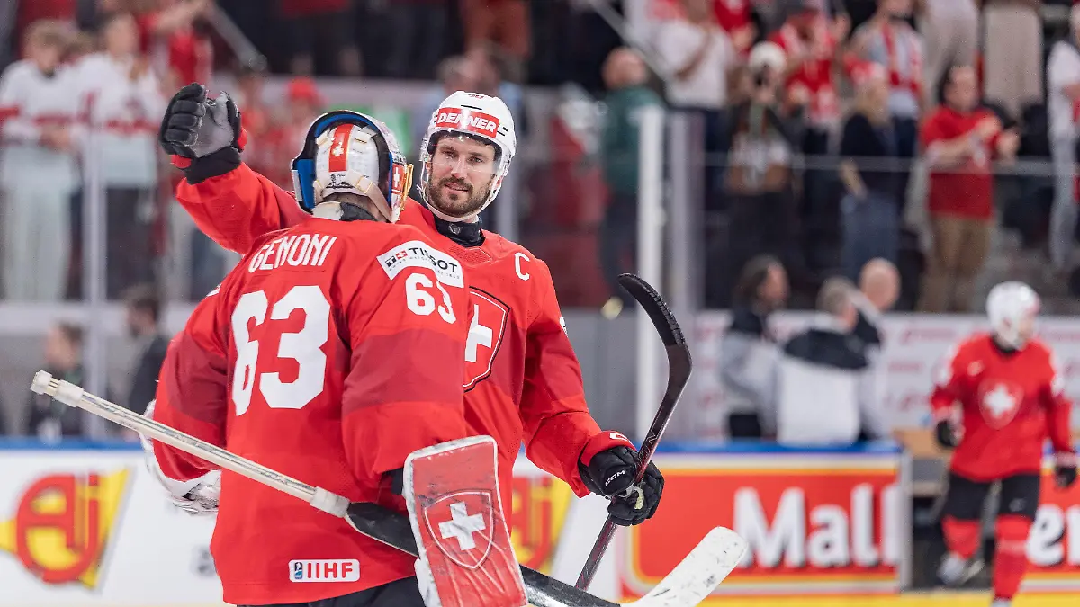 30/05/2026, Zurich, Swiss Life Arena, Ice Hockey World Championships Semifinal: Switzerland - Norway, #63 goalkeeper Leonardo Genoni (Switzerland), #90 Roman Josi (Switzerland) celebrate reaching the final of the Ice Hockey World Championship 2026 (Photo by Stefan Emch/Just Pictures/Sipa USA)