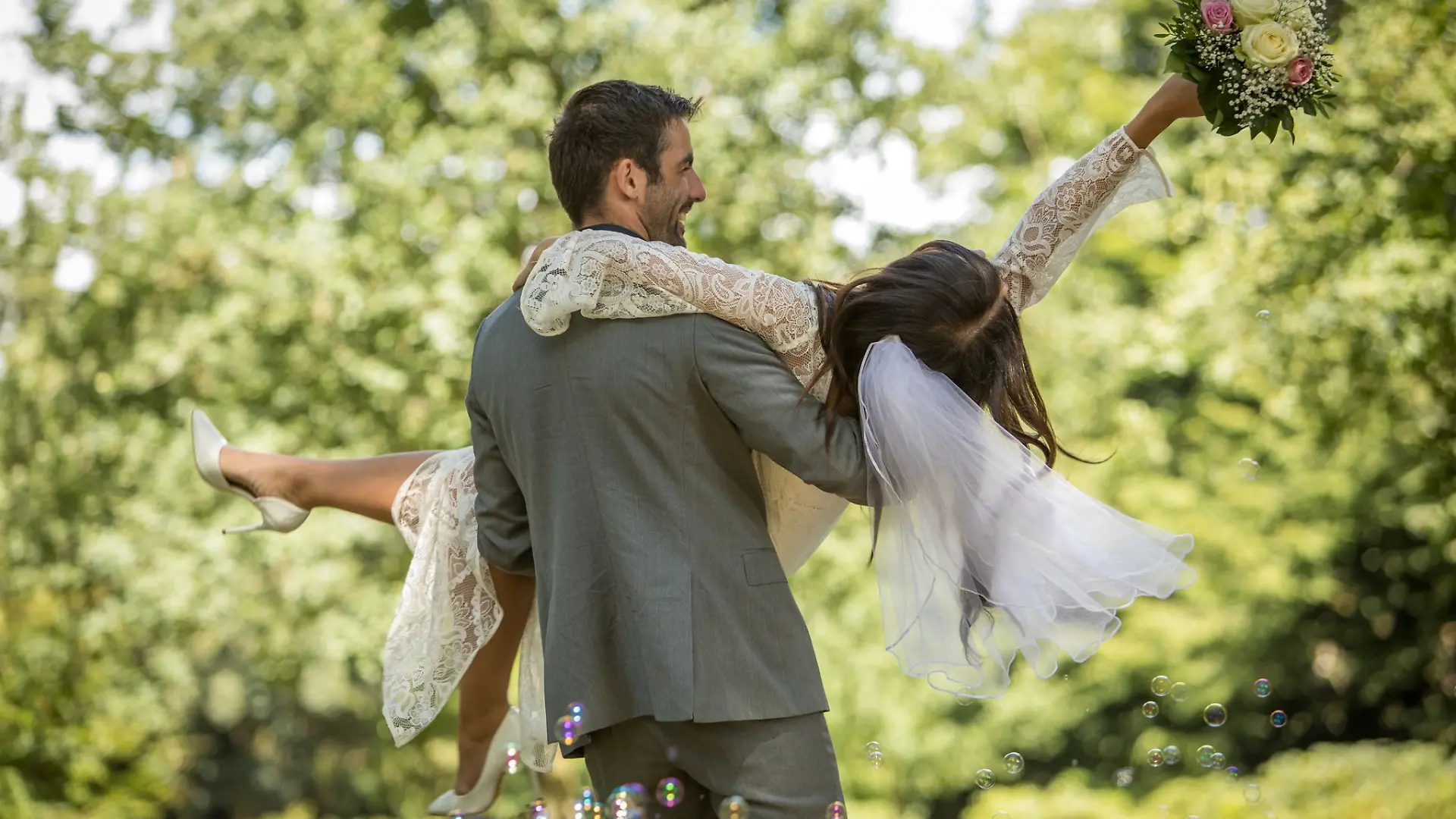 Die Freude ist groß, die Rechnung unter Umständen auch: Eine Hochzeit kann finanziell schnell ausufern.