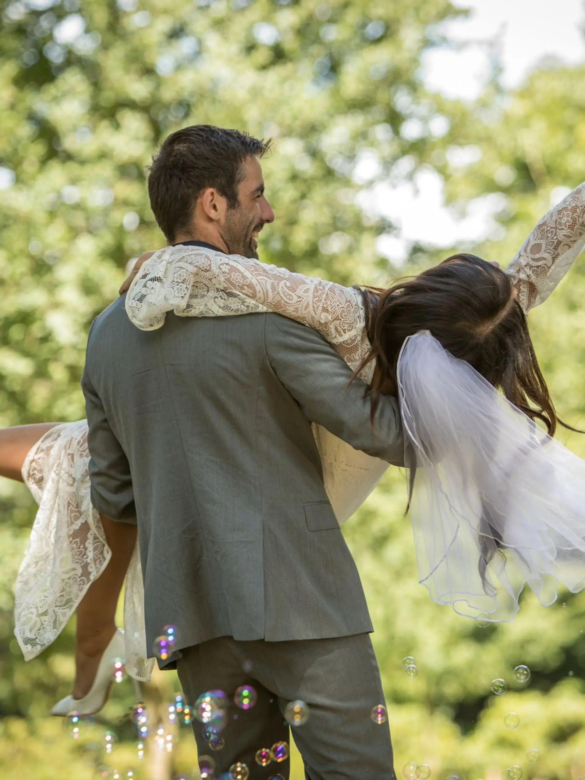 Die Freude ist groß, die Rechnung unter Umständen auch: Eine Hochzeit kann finanziell schnell ausufern.