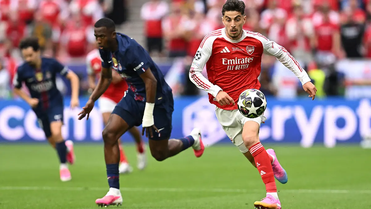 Soccer Football - UEFA Champions League - Final - Paris St Germain v Arsenal - Puskas Arena, Budapest, Hungary - May 30, 2026 Arsenal's Kai Havertz in action with Paris St Germain's Willian Pacho REUTERS/Angelika Warmuth