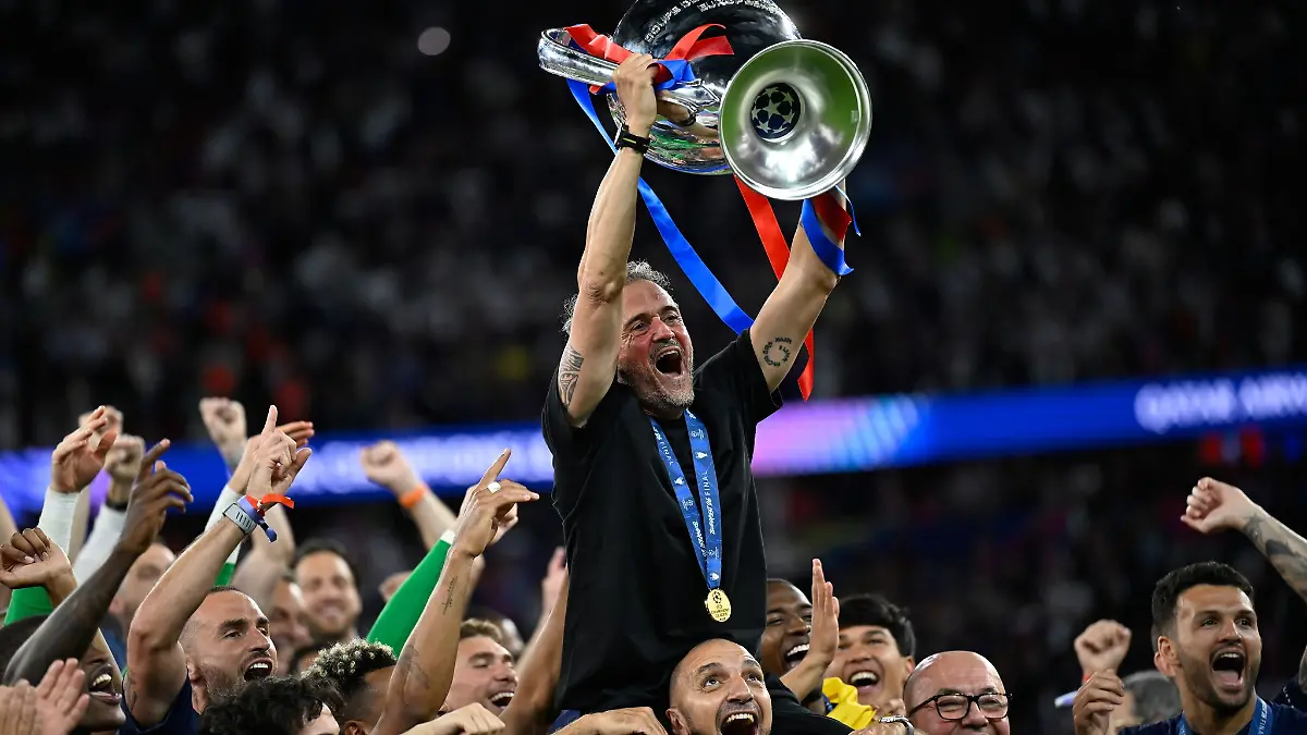 Getragen von seinen Schützlingen: PSG-Coach Luis Enrique.