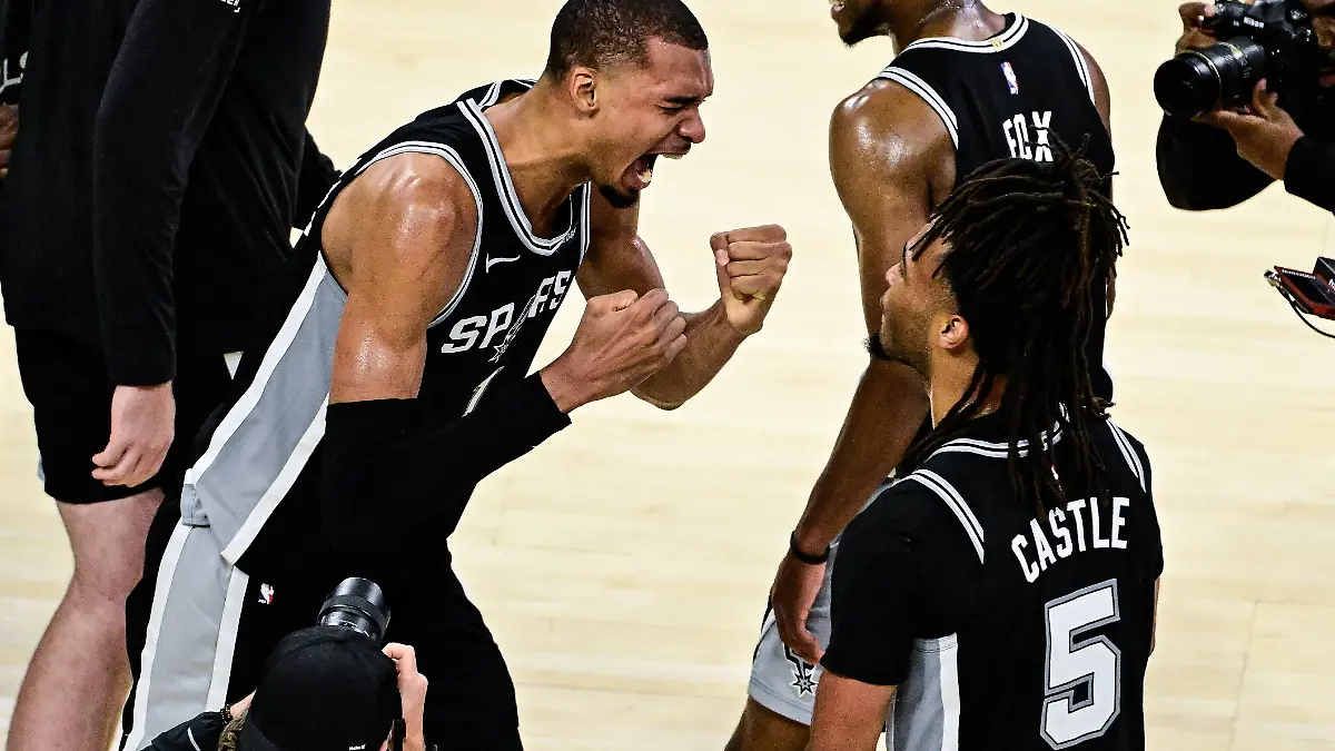 NBA, Basketball Herren, USA West Conference Finals Game 7 - San Antonio Spurs at Oklahoma City Thunder San Antonio Spurs forward/center Victor Wembanyama L celebrates with San Antonio Spurs guard Stephon Castle R after winning game 7 of the NBA West Conference Finals between Oklahoma City Thunder and San Antonio Spurs in Oklahoma City, Oklahoma, USA, 30 May 2026. Oklahoma City United States PUBLICATIONxINxGERxAUTxINDxONLY Copyright: xGERALDxLEONGx