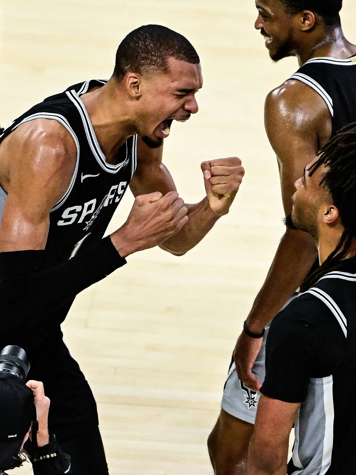 NBA, Basketball Herren, USA West Conference Finals Game 7 - San Antonio Spurs at Oklahoma City Thunder San Antonio Spurs forward/center Victor Wembanyama L celebrates with San Antonio Spurs guard Stephon Castle R after winning game 7 of the NBA West Conference Finals between Oklahoma City Thunder and San Antonio Spurs in Oklahoma City, Oklahoma, USA, 30 May 2026. Oklahoma City United States PUBLICATIONxINxGERxAUTxINDxONLY Copyright: xGERALDxLEONGx