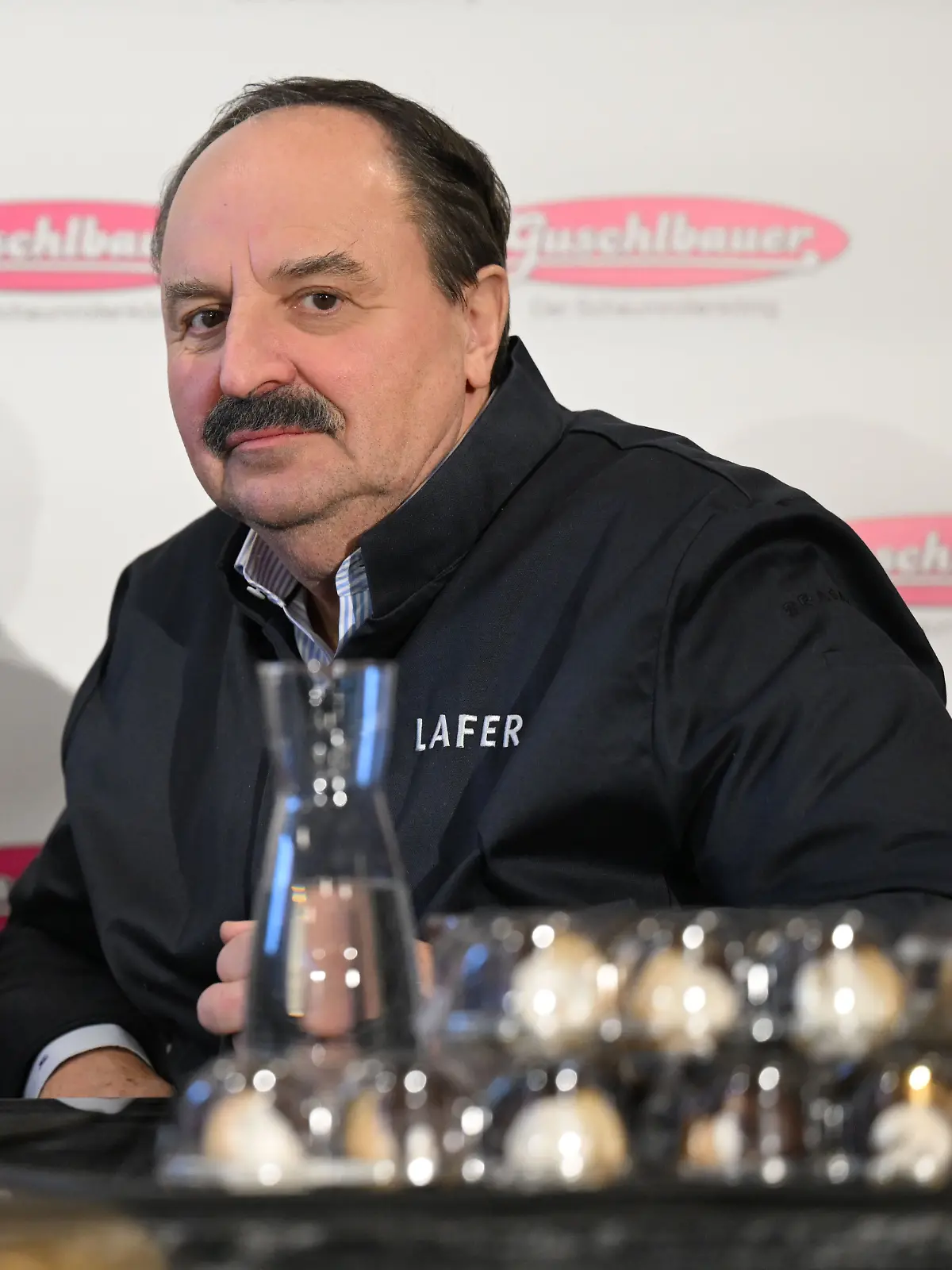 ABD0131_20260210 - ST.WILLIBALD/SCHÄRDING - ÖSTERREICH: Johann Lafer am Dienstag, 10. Februar 2026, anlässlich einer Pressekonferenz beim "Schaumrollenkönig" in St. Willibald. - FOTO: APA/BARBARA GINDL - 20260210_PD13977