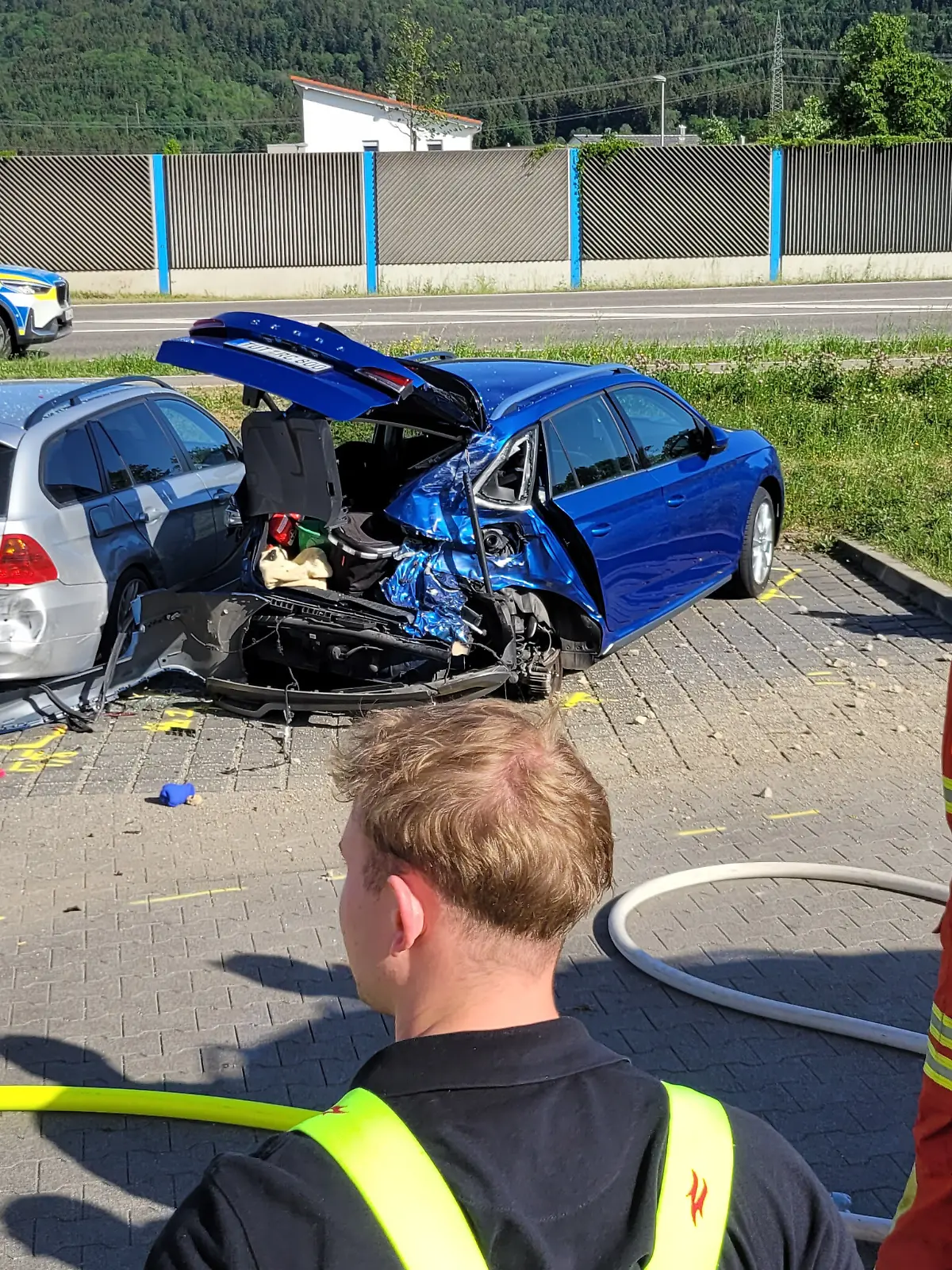 Einsatzkräfte stehen auf dem Supermarkt-Parkplatz an der Unfallstelle. Am Freitag war auf dem Supermarkt-Parkplatz ein Passant von einem außer Kontrolle geratenen Auto erfasst und tödlich verletzt worden.