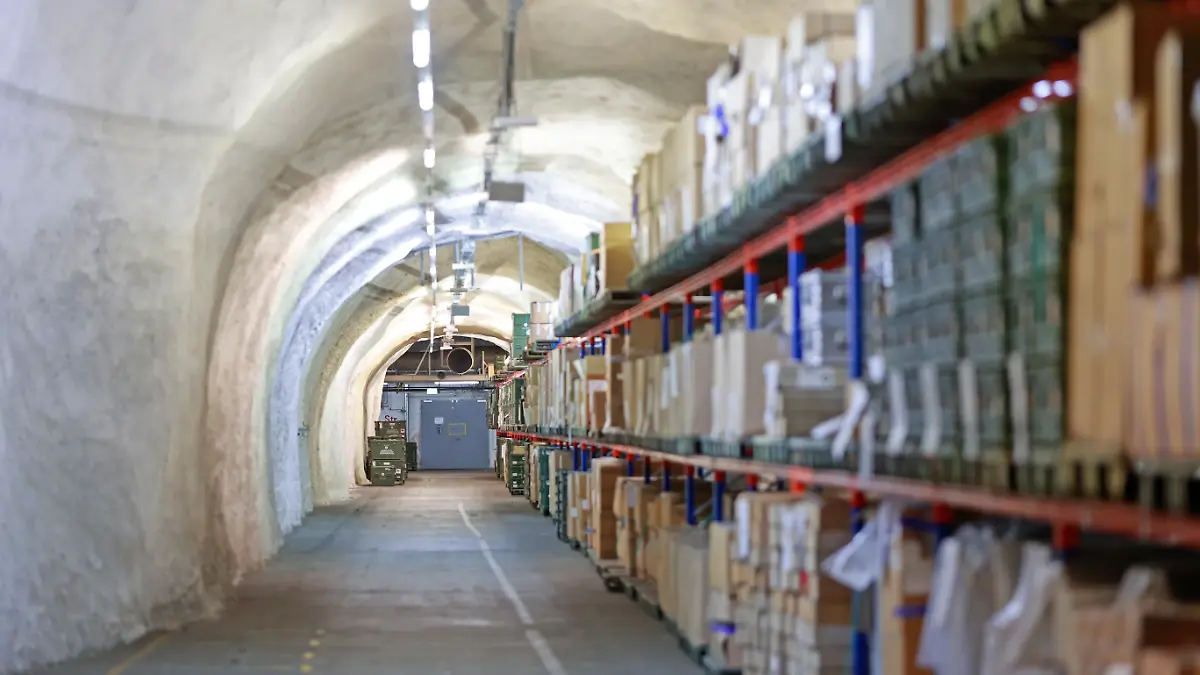 28.05.2026, Sachsen-Anhalt, Blankenburg: Medikamente werden in der größten unterirdischen Apotheke der Welt gelagert. Im Versorgungs- und Instandsetzungszentrum Blankenburg der Bundeswehr, in der Feldwebel Anton Schmid Kaserne, befindet sich die größte unterirdische Apotheke Deutschlands. (zu dpa: «Eine ganz besondere Apotheke») Foto: Matthias Bein/dpa +++ dpa-Bildfunk +++
