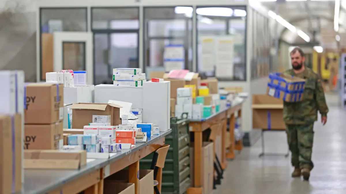 28.05.2026, Sachsen-Anhalt, Blankenburg: Medikamente werden in der größten unterirdischen Apotheke der Welt für den Versand vorbereitet. Im Versorgungs- und Instandsetzungszentrum Blankenburg der Bundeswehr, in der Feldwebel Anton Schmid Kaserne, befindet sich die größte unterirdische Apotheke Deutschlands. (zu dpa: «Eine ganz besondere Apotheke») Foto: Matthias Bein/dpa +++ dpa-Bildfunk +++