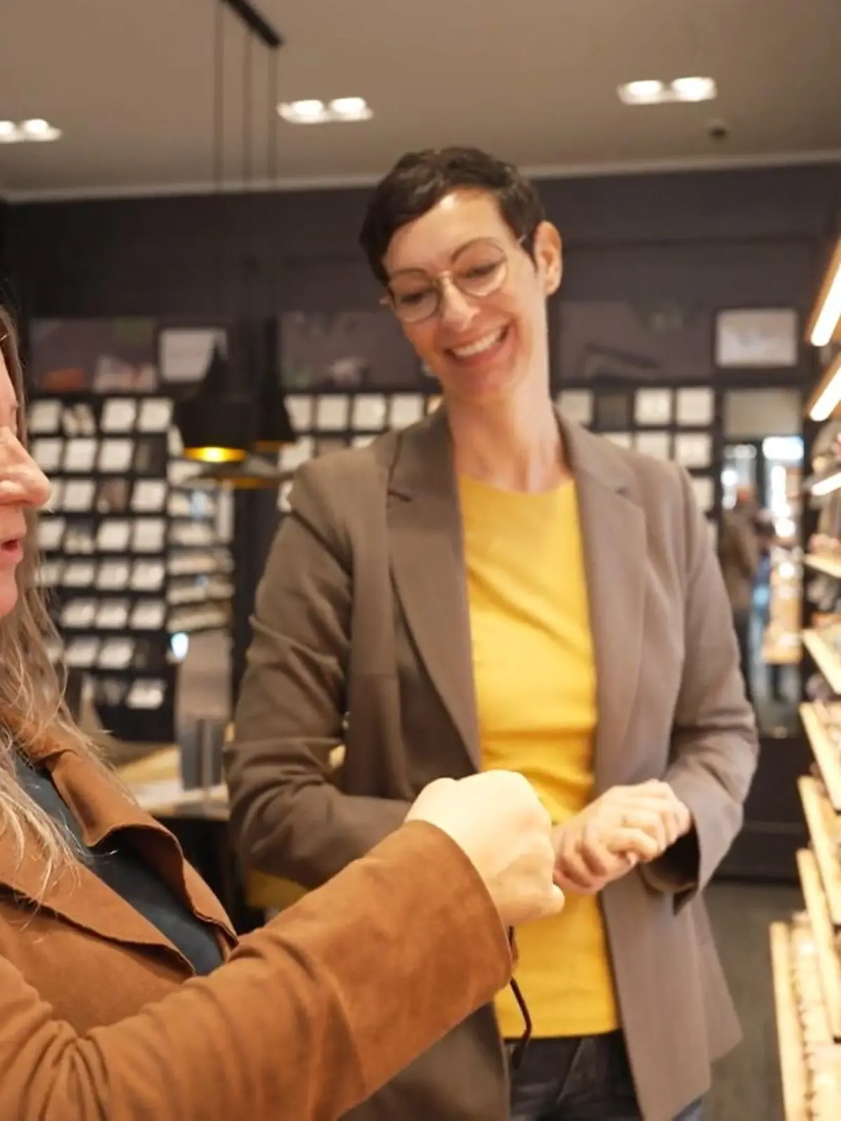Bild zu: "Viermal Note „sehr gut”! Bei welchem Optiker werde ich am besten beraten?"