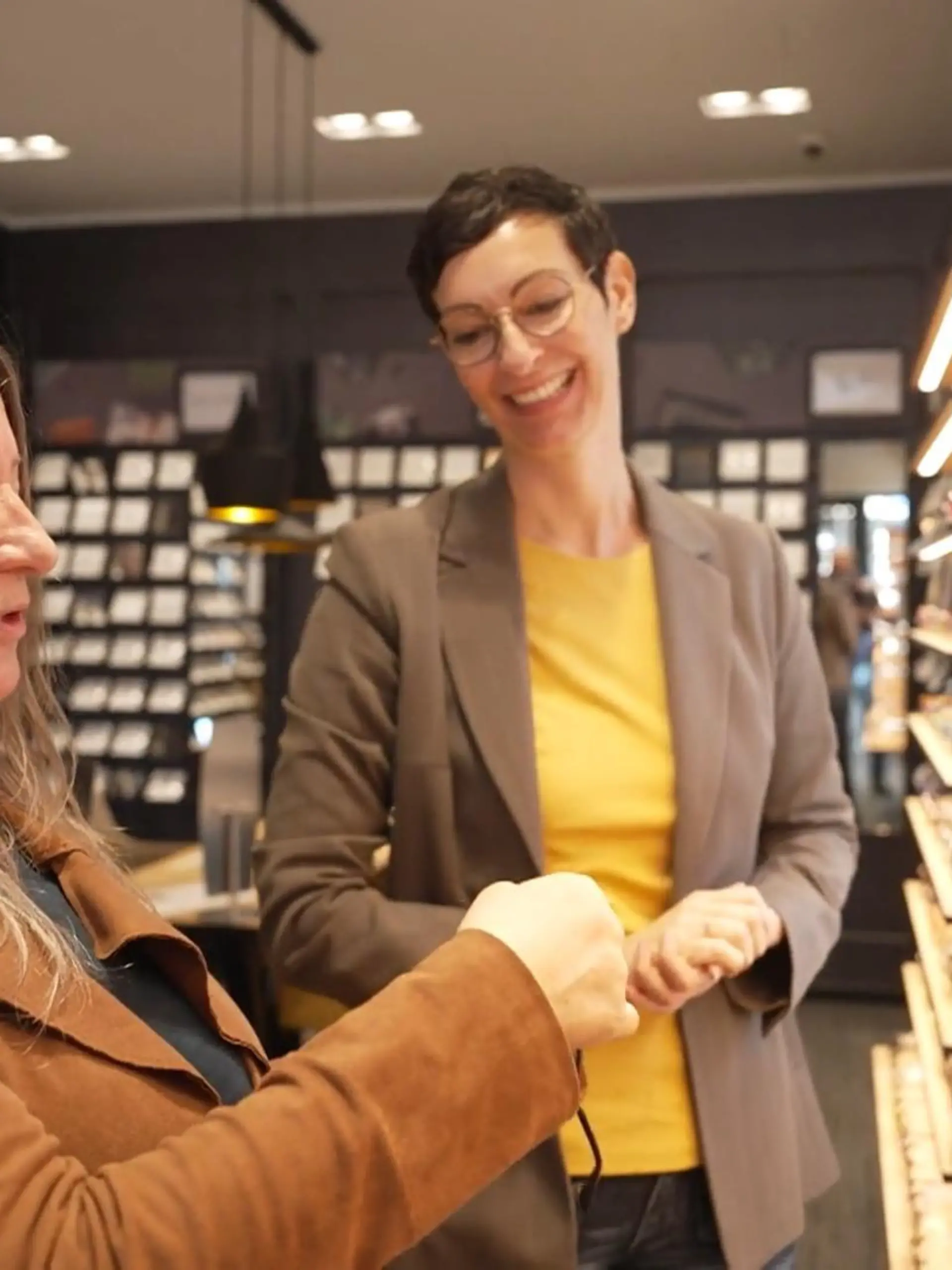 Bild zu: "Viermal Note „sehr gut”! Bei welchem Optiker werde ich am besten beraten?"