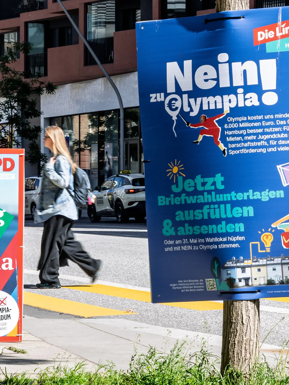 Zwei Plakate werben mit gegensätzlichen Positionen zur Olympia-Bewerbung, darunter «Ja zu Hamburg und Olympia» (SPD) und «Nein! zu Olympia» (Die Linke). In Hamburg läuft die Kampagne vor dem Referendum über eine mögliche Olympiabewerbung der Stadt. +++ dpa-Bildfunk +++
