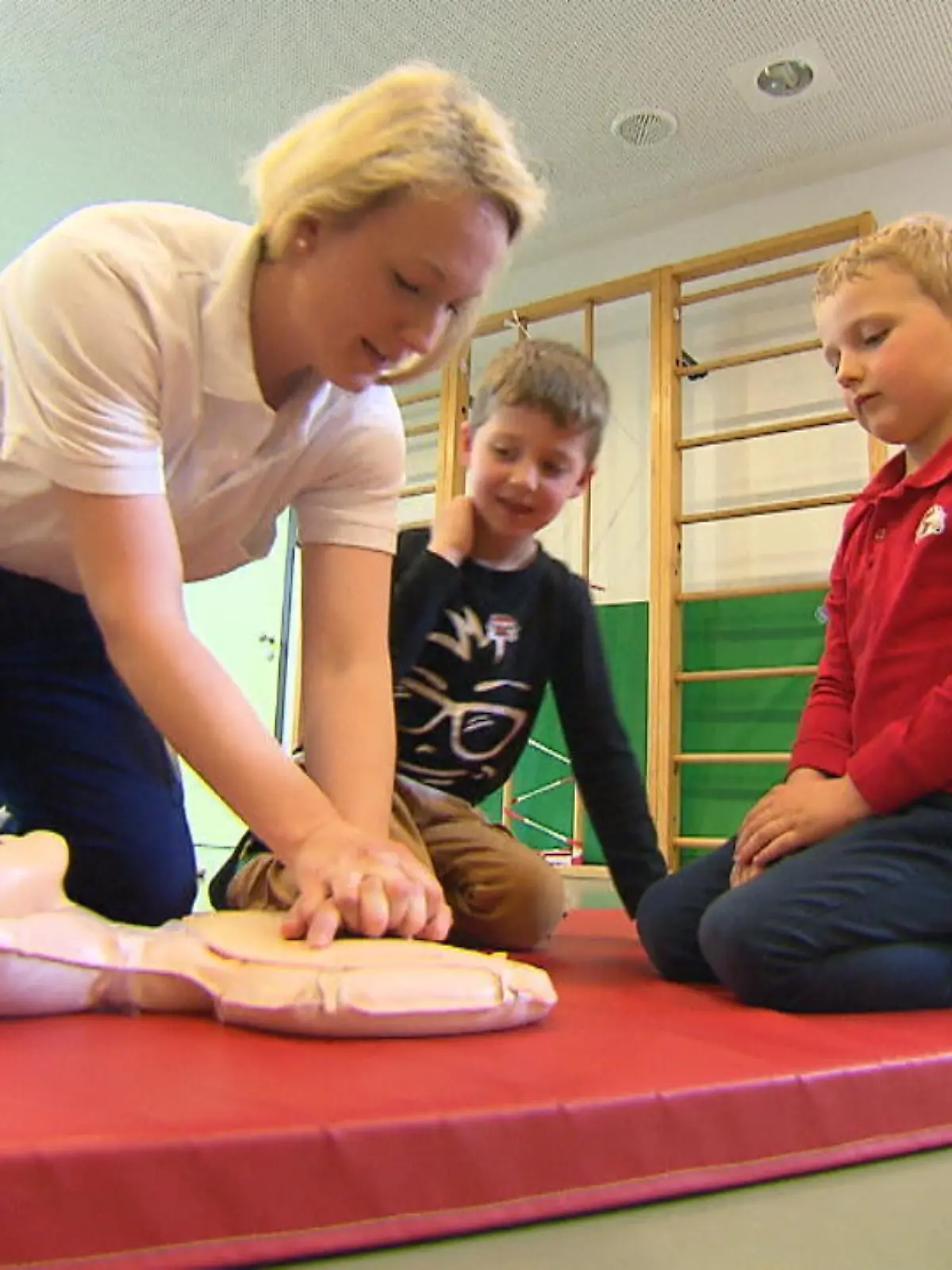 Manchmal passiert alles ganz schnell: Plötzlich kippt jemand um und braucht Erste Hilfe. „Was tun?“, fragen sich in so einer Schock-Situation wahrscheinlich viele. Die Kinder der Bad Homburger Kita am Bonnhoefer Haus wissen jetzt genau, was sie dann tun sollen – dank des Vorschul-Erste-Hilfe Kurses von Notärztin Janina Lemmer-Etzrodt. Mehr dazu im Video.