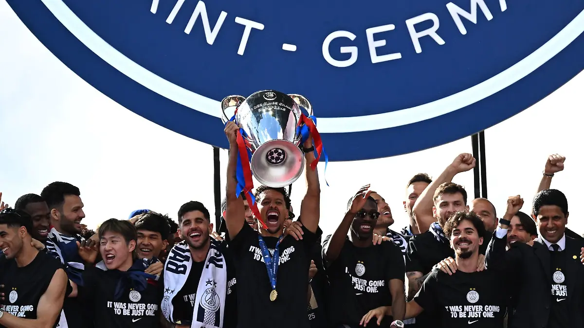 Kapitän Marquinhos präsentiert den Königsklassen-Pokal bei der Feier in Paris.