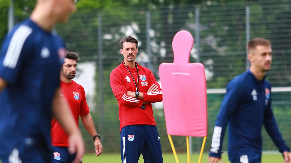 Neuer Trainer Sandro Wagner, Mitte, leitet das Training / Fussball, Regionalliga Bayern, SpVgg Unterhaching, Mannschaftsfoto, Portrait, am 13.07.2021 FOTO: Mladen Lackovic *** New coach Sandro Wagner, center, leads training Football, Regionalliga Bayern, SpVgg Unterhaching, team photo, portrait, on 13 07 2021 PHOTO Mladen Lackovic.