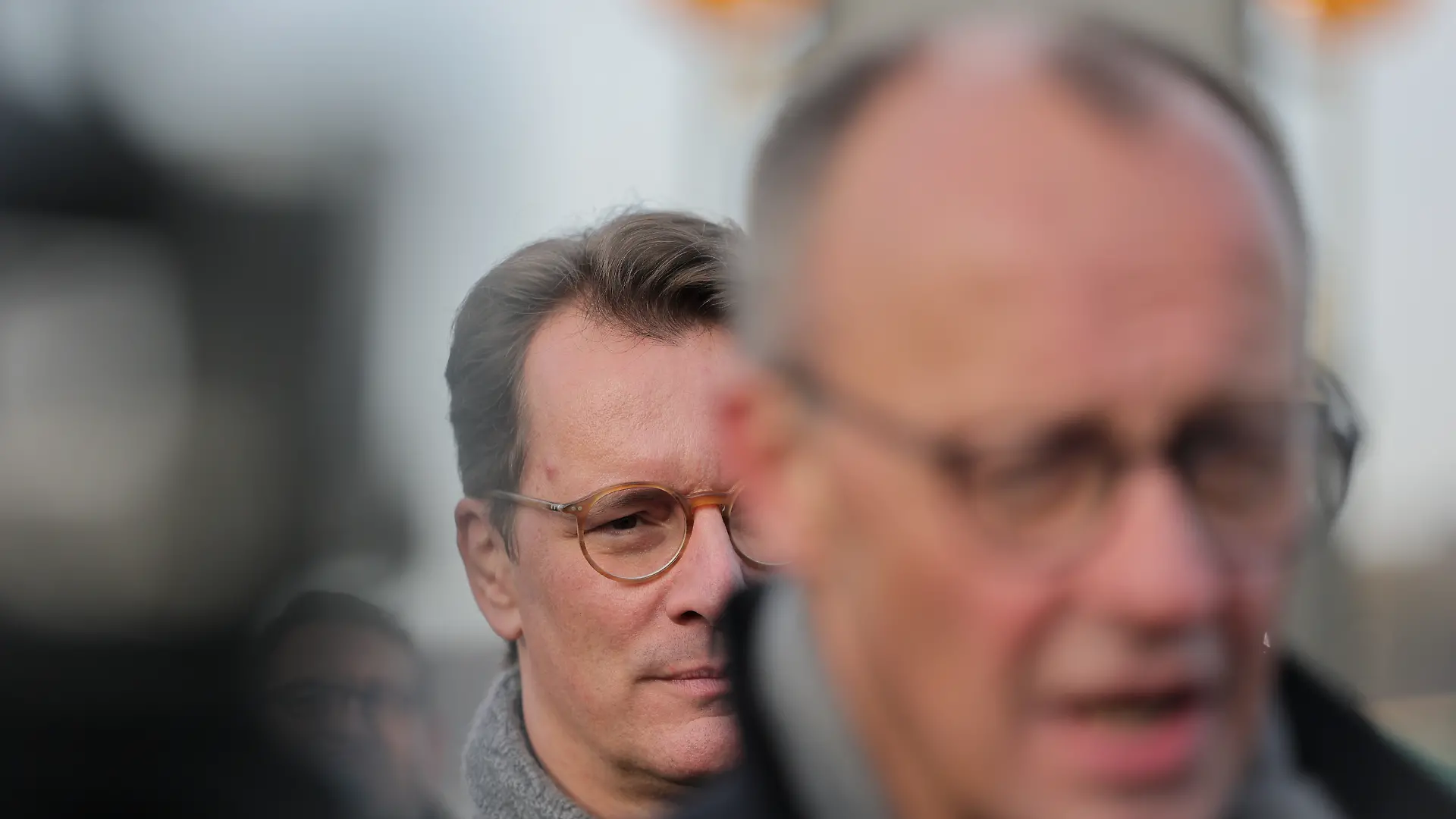 Hendrik Wüst (l, CDU), Ministerpräsident Nordrhein-Westfalen, steht hinter Bundeskanzler Friedrich Merz (CDU) nach der Eröffnung der Rahmedetalbrücke.