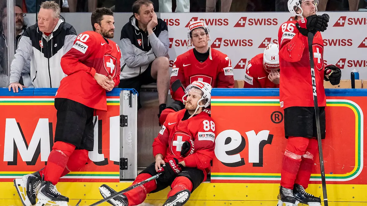 Die Schweiz um Kapitän Roman Josi (l) trauert nach dem verlorenen WM-Finale gegen Finnland.