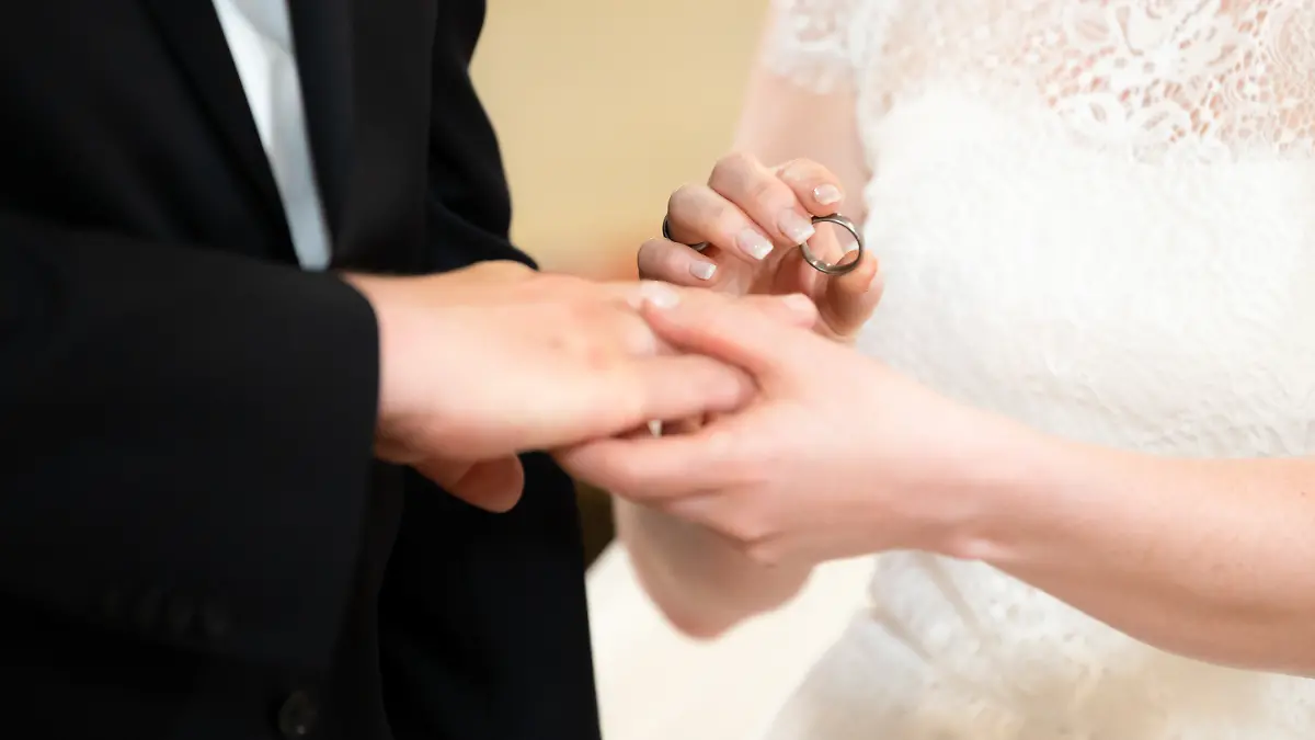 ARCHIV - 26.06.2021, Baden-Württemberg, Schiltach: Ein Brautpaar steckt sich während der Trauung Ringe an. (zu dpa: «Hochzeit im Minutentakt: Schnapszahl-Termine im Juni begehrt») Foto: Silas Stein/dpa +++ dpa-Bildfunk +++