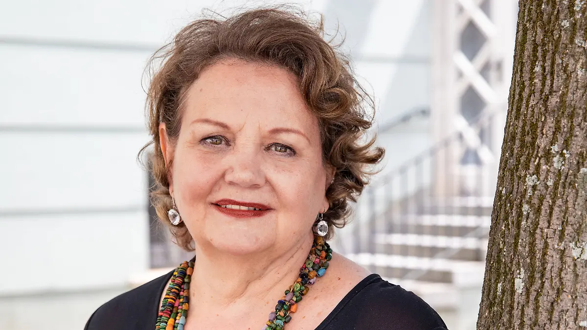 Swetlana Schönfeld vor dem Deutschen Theater.