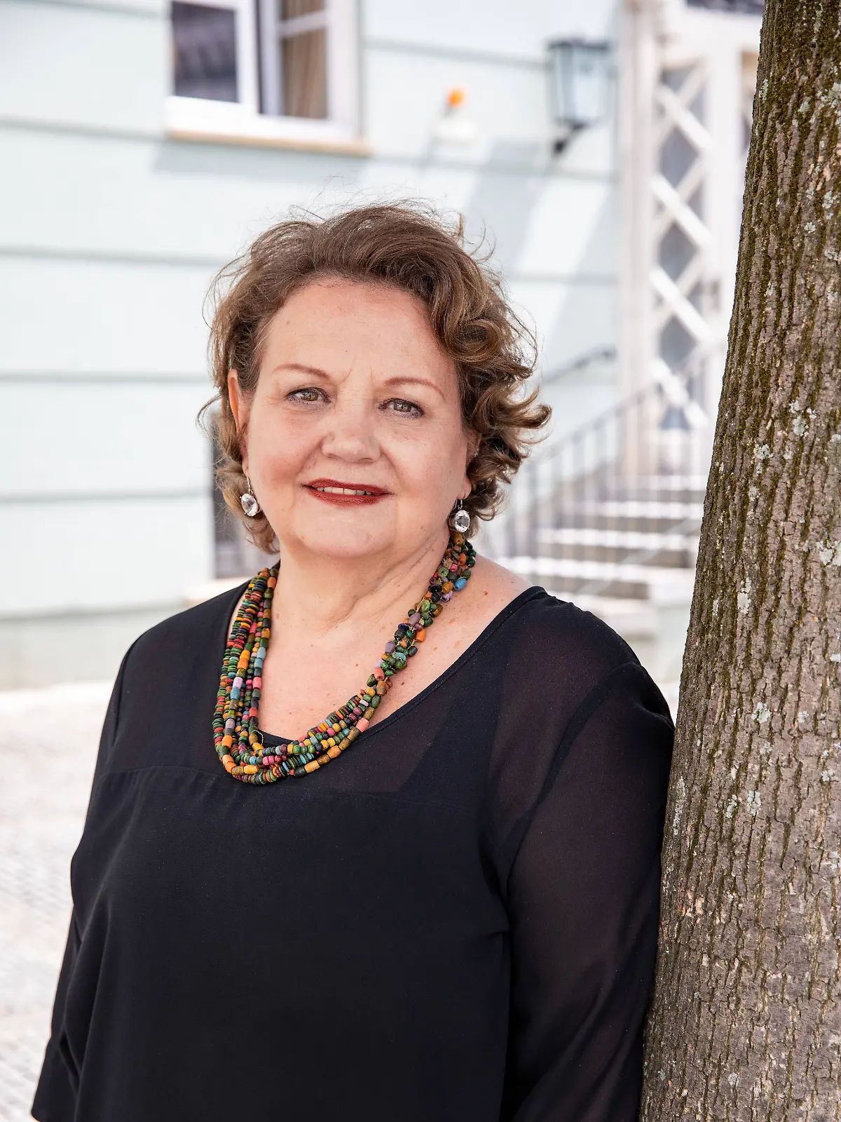 Swetlana Schönfeld vor dem Deutschen Theater. 