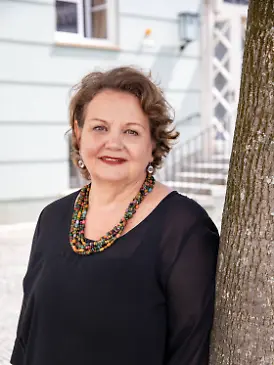 Swetlana Schönfeld vor dem Deutschen Theater.