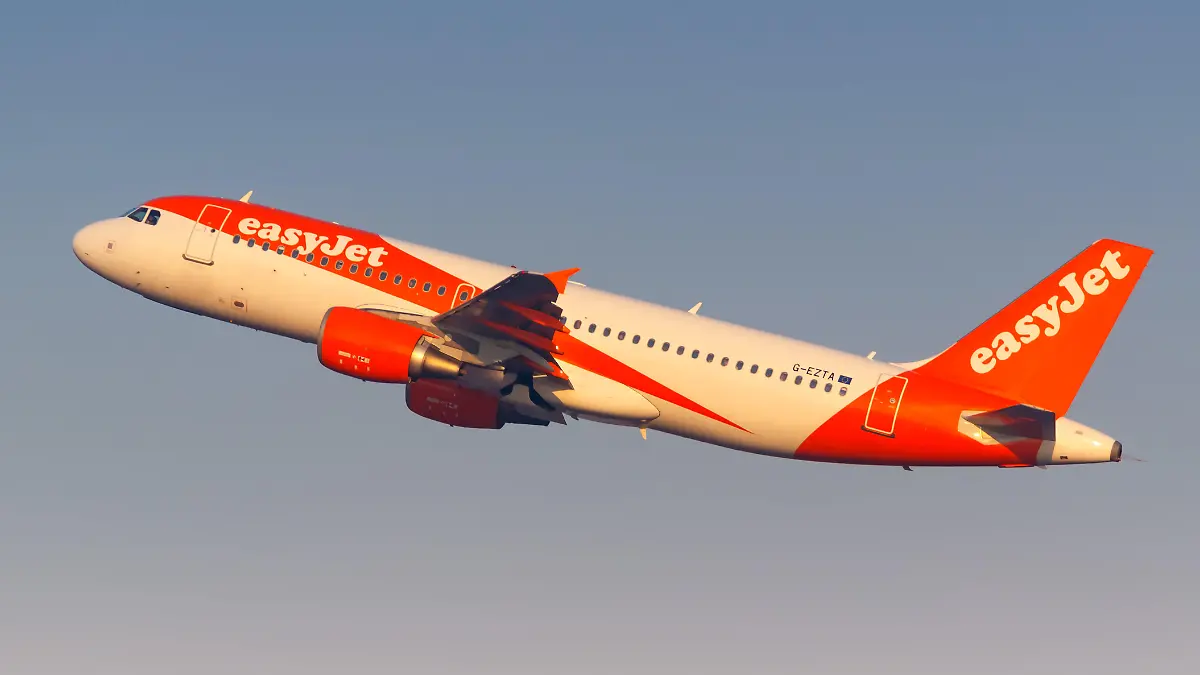 Mailand Italien 15 Februar 2018: Ein Airbus A320 der EasyJet mit dem Kennzeichen G EZTA auf dem Flughafen Mailand Malpensa (MXP) in Italien