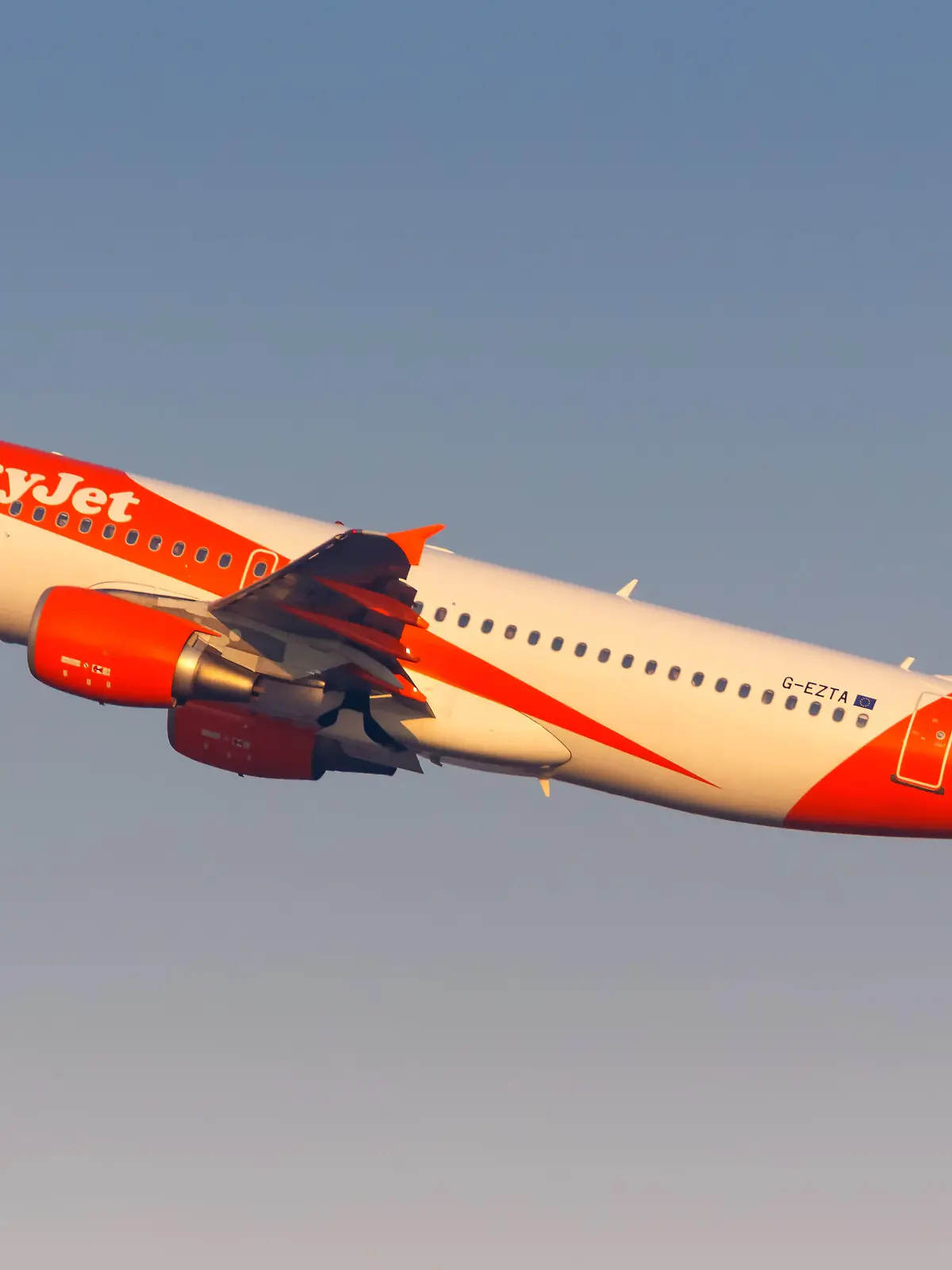 Mailand Italien 15 Februar 2018: Ein Airbus A320 der EasyJet mit dem Kennzeichen G EZTA auf dem Flughafen Mailand Malpensa (MXP) in Italien