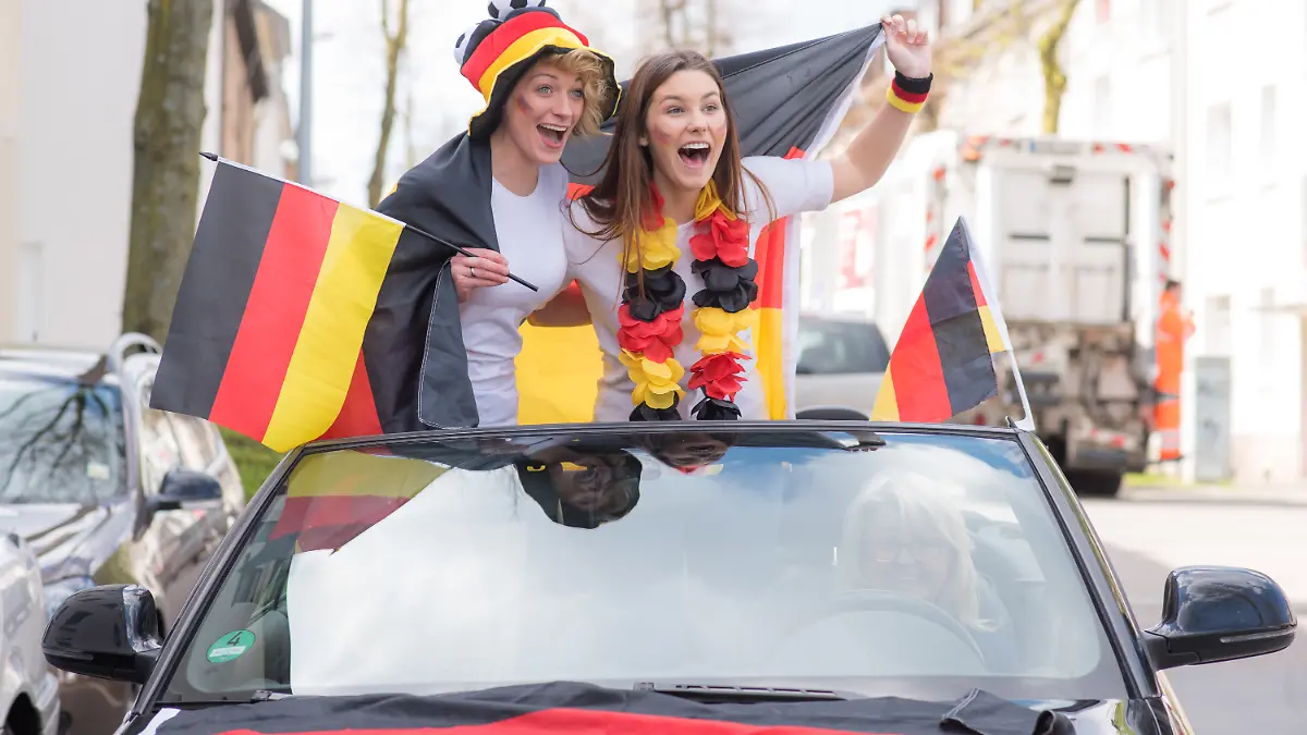 Zwei Frauen feiern den Sieg bei der Fußball-WM im Autokorso.