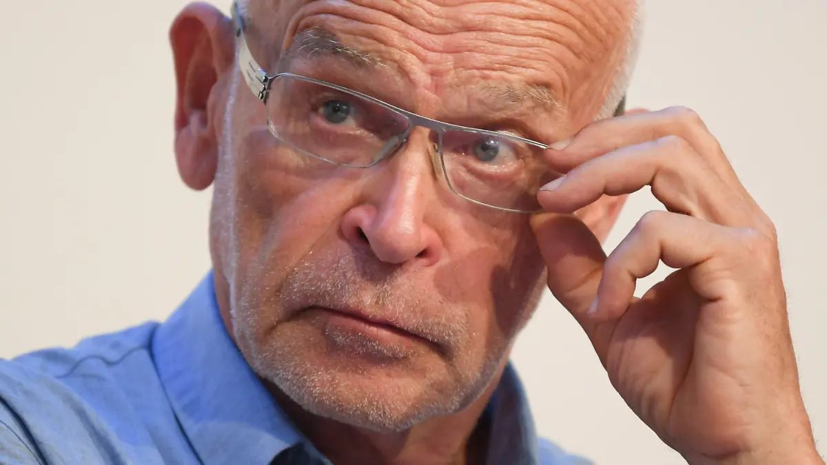 ARCHIV - 10.10.2018, Hessen, Frankfurt/Main: Der Enthüllungsjournalist Günter Wallraff greift sich zu Beginn einer Veranstaltung des deutschen PEN auf der Frankfurter Buchmesse an die Brille. Die Podiumsdiskussion stand unter dem Thema "Das freie Wort unter Druck ? Selbstzensur in Deutschland". (zu dpa "Günter Wallraff nach Fahrradsturz in Krankenhaus") Foto: Arne Dedert/dpa +++ dpa-Bildfunk +++