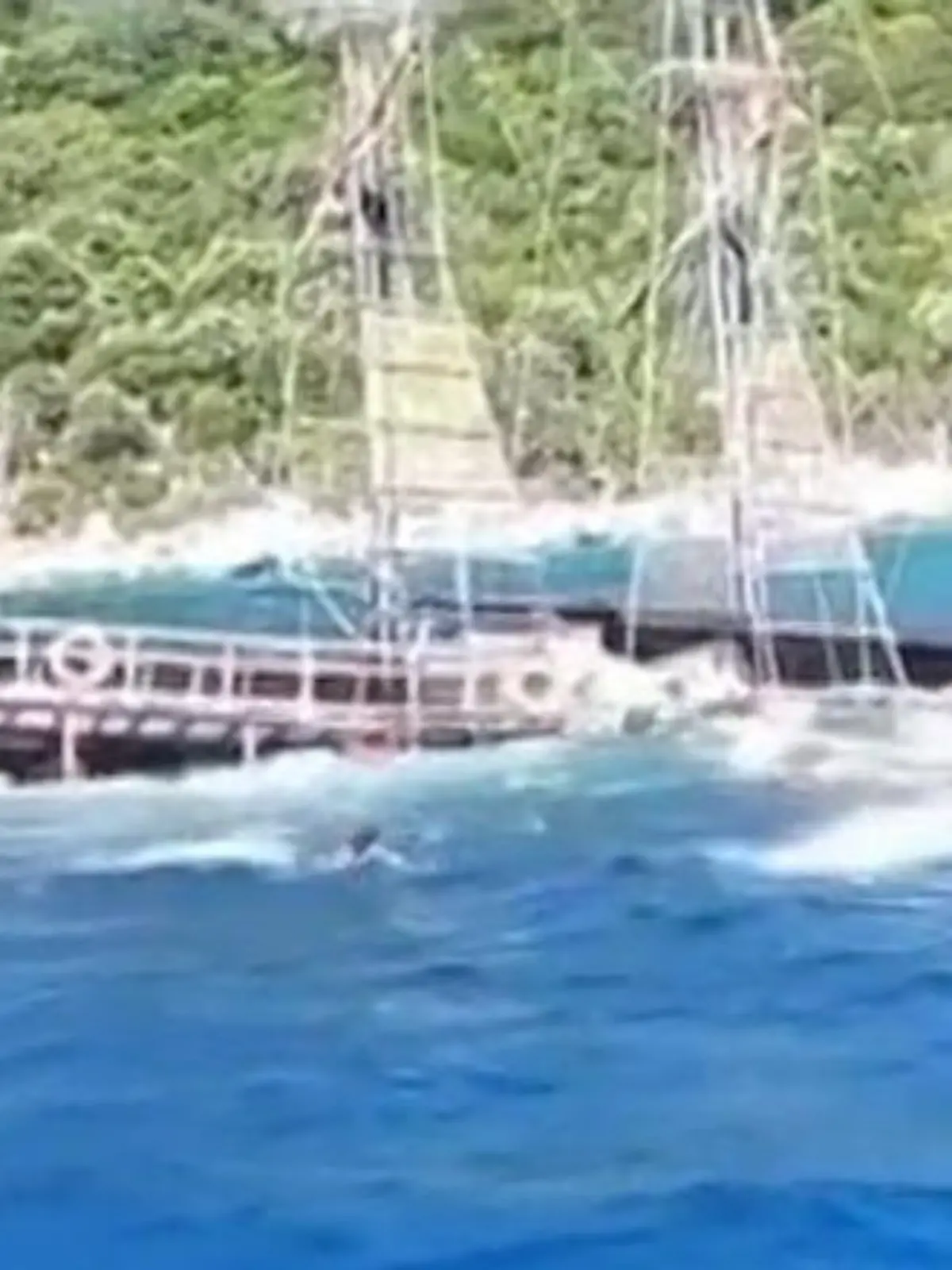 Bild zu: "Panik im Urlaubsparadies! Partyboot sinkt – 148 Passagiere an Bord"