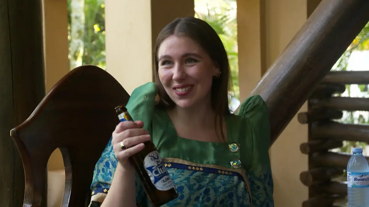 Goodbye Deutschland - Die Auswanderer: Eine junge Frau hält lächelnd eine Bierflasche in der Hand