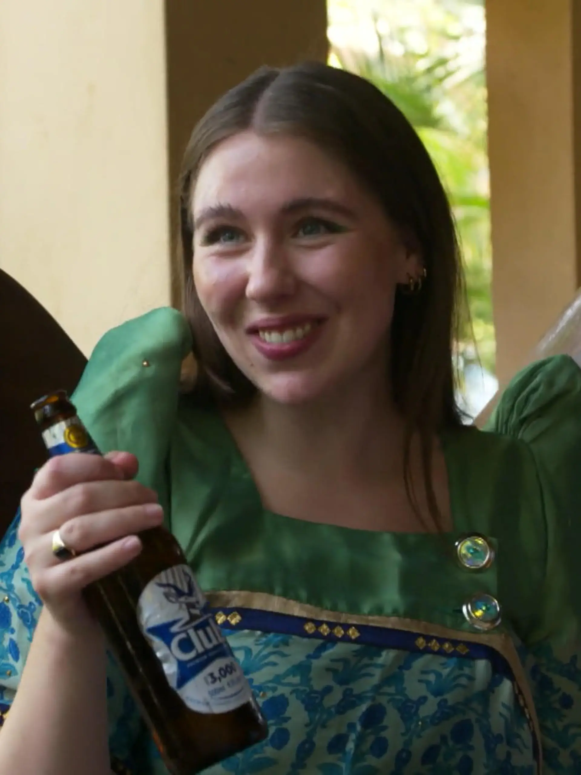 Goodbye Deutschland - Die Auswanderer: Eine junge Frau hält lächelnd eine Bierflasche in der Hand