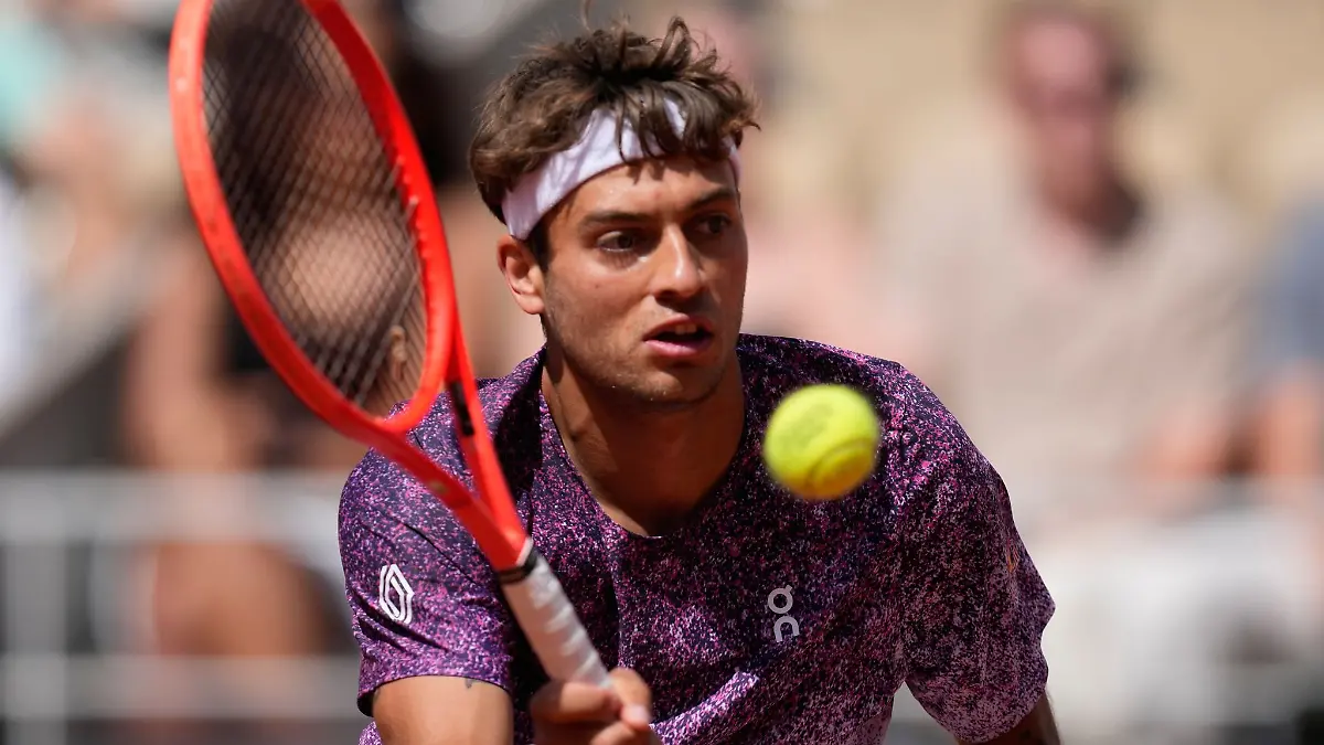 Flavio Cobolli zeigt in Paris starke Leistungen.
