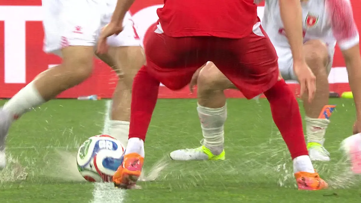 Land unter in St. Gallen! Nati-Sieg versinkt im Regen-Wahnsinn Beim Testspiel gegen Jordanien