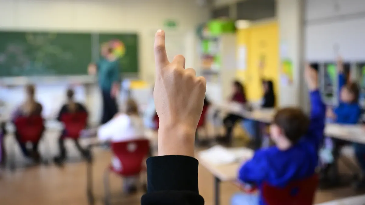 ACHTUNG: SPERRFRIST 1. JUNI 15:00 UHR. ACHTUNG: DIESER BEITRAG DARF NICHT VOR DER SPERRFRIST, 1. JUNI, 15.00 UHR, VERÖFFENTLICHT WERDEN! EIN BRUCH DES EMBARGOS KÖNNTE DIE BERICHTERSTATTUNG ÜBER STUDIEN EMPFINDLICH EINSCHRÄNKEN. - ARCHIV - 15.11.2023, Baden-Württemberg, Stuttgart: Ein Schüler meldet sich in einer vierten Klasse in einer Grundschule in Stuttgart. (zu dpa: «Ist der Lehrer gut drauf, klappt's eher mit den guten Noten») Foto: Bernd Weißbrod/dpa +++ dpa-Bildfunk +++