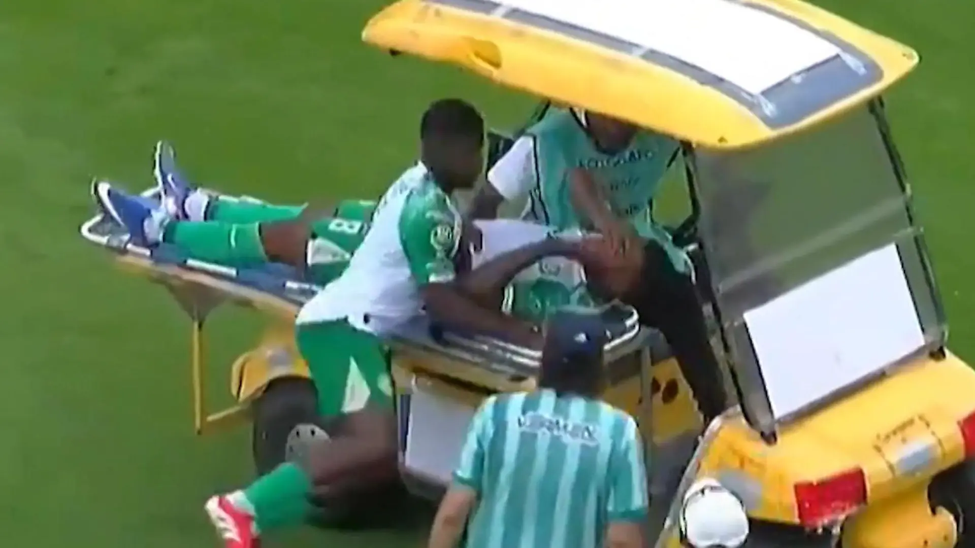 Fußball-Panne des Jahres? Sanitäter will helfen – dann fährt er einen Spieler um! Skurrile Szenen in Ecuador