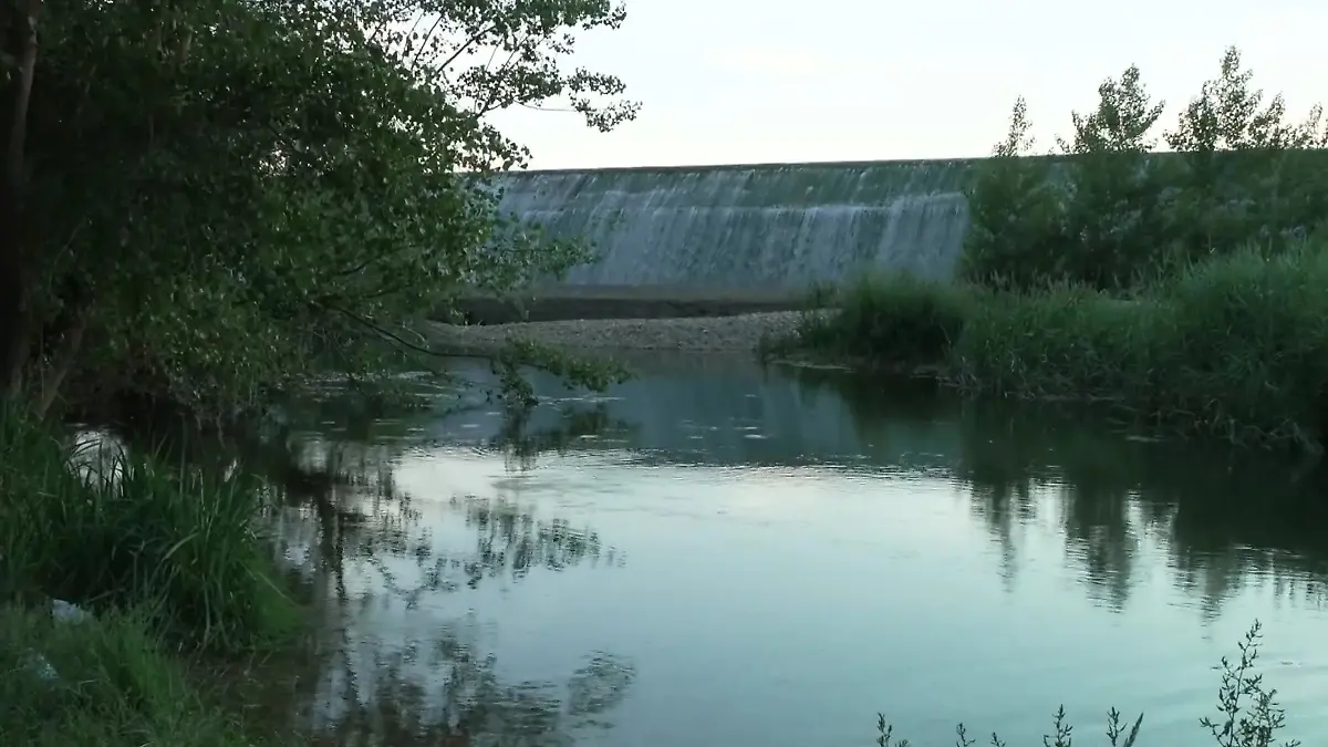 Während eines Familienausflugs gerät ein Kind in einem Stausee in Spanien in Not. Es wird gerettet – doch der Einsatz entwickelt sich zur tödlichen Tragödie. Seine Mutter und Oma sterben beim Rettungsversuch.