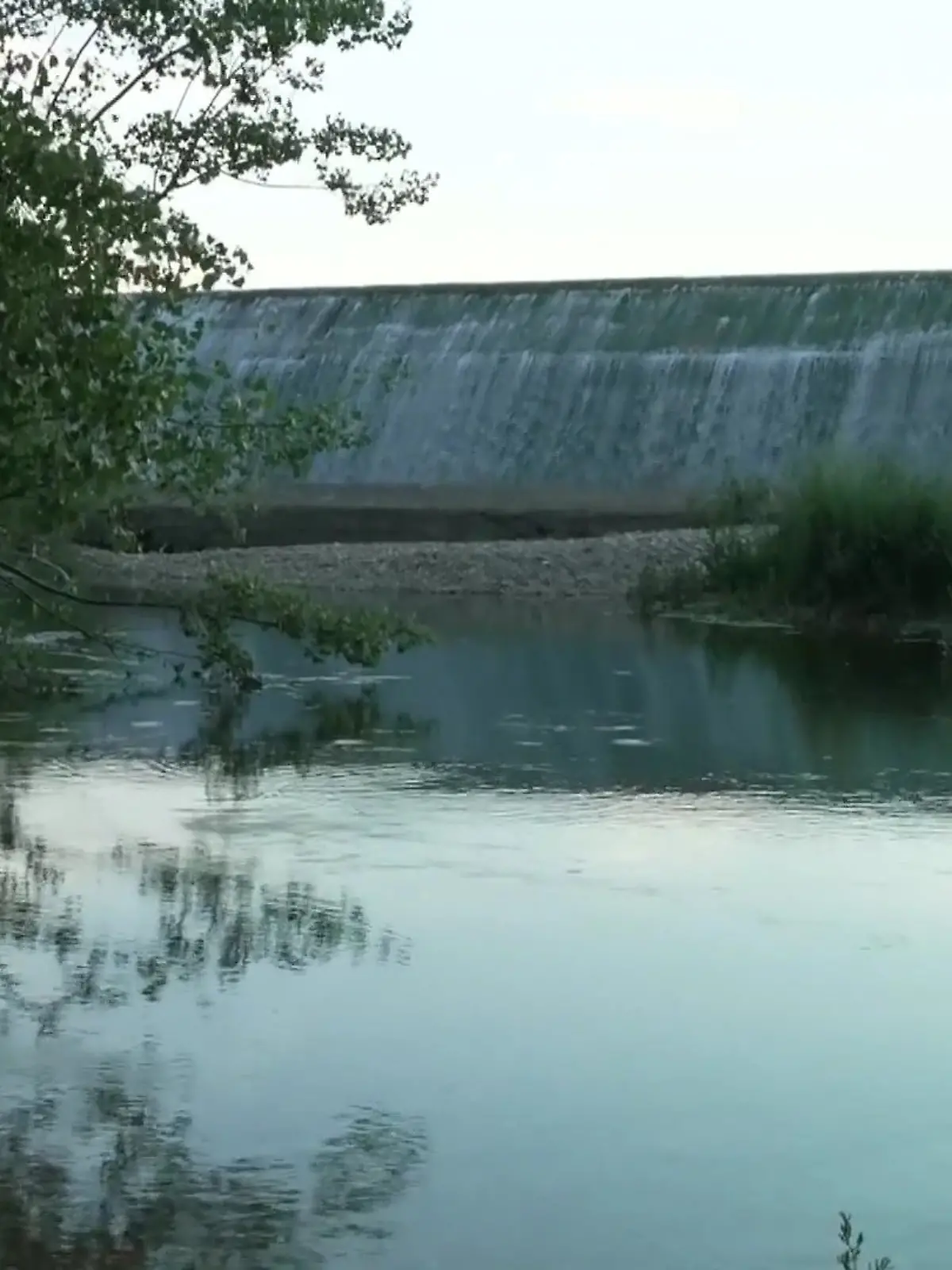 Während eines Familienausflugs gerät ein Kind in einem Stausee in Spanien in Not. Es wird gerettet – doch der Einsatz entwickelt sich zur tödlichen Tragödie. Seine Mutter und Oma sterben beim Rettungsversuch.