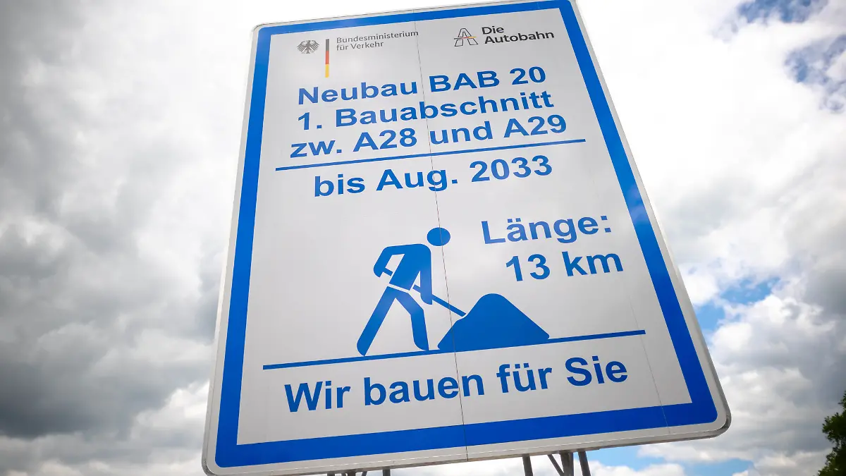 Spatenstich für den 13 Kilometer langen Abschnitt von Westerstede bis Jaderberg, den ersten Abschnitt der Küstenautobahn in Niedersachsen. +++ dpa-Bildfunk +++