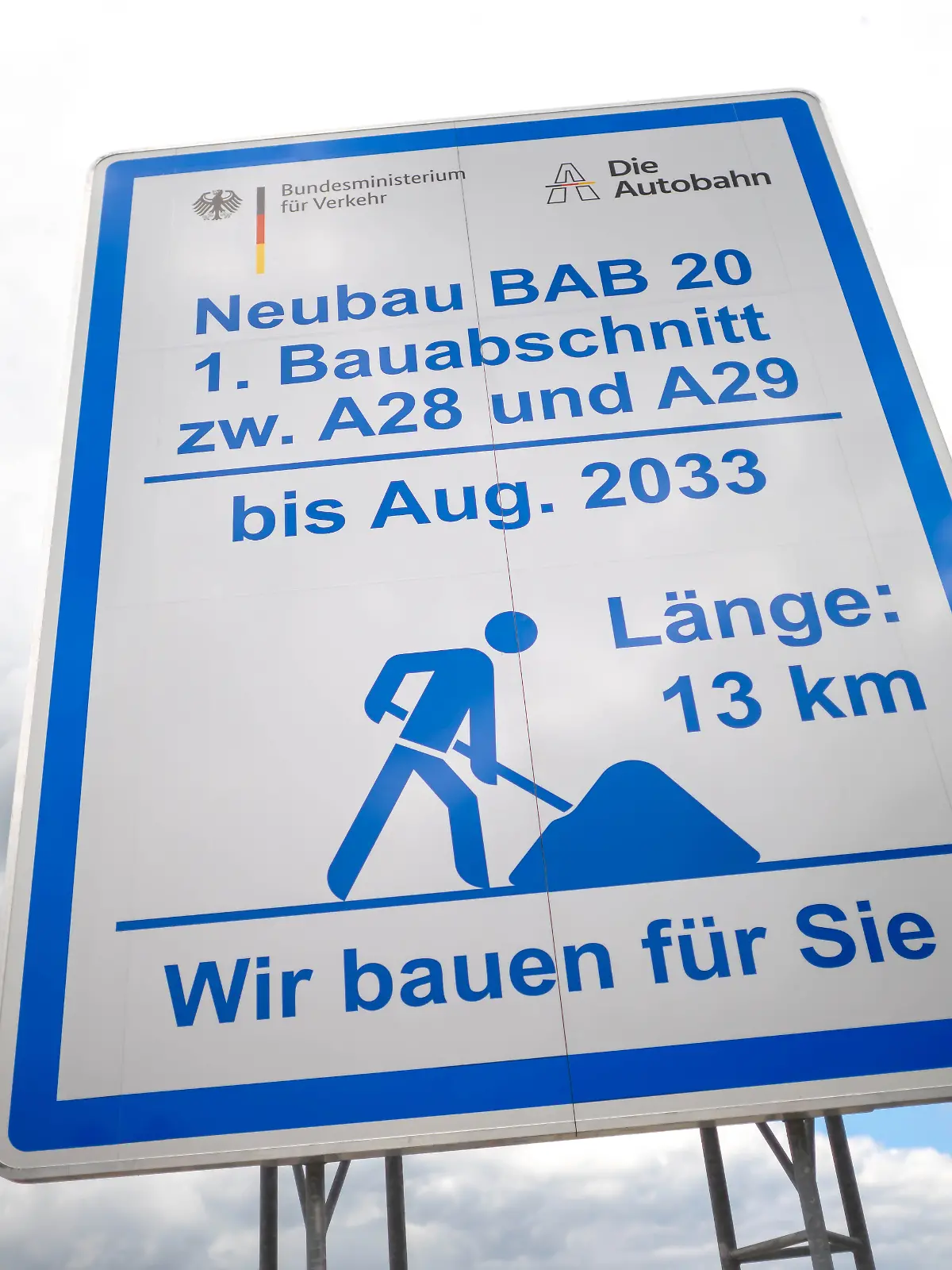 Spatenstich für den 13 Kilometer langen Abschnitt von Westerstede bis Jaderberg, den ersten Abschnitt der Küstenautobahn in Niedersachsen. +++ dpa-Bildfunk +++