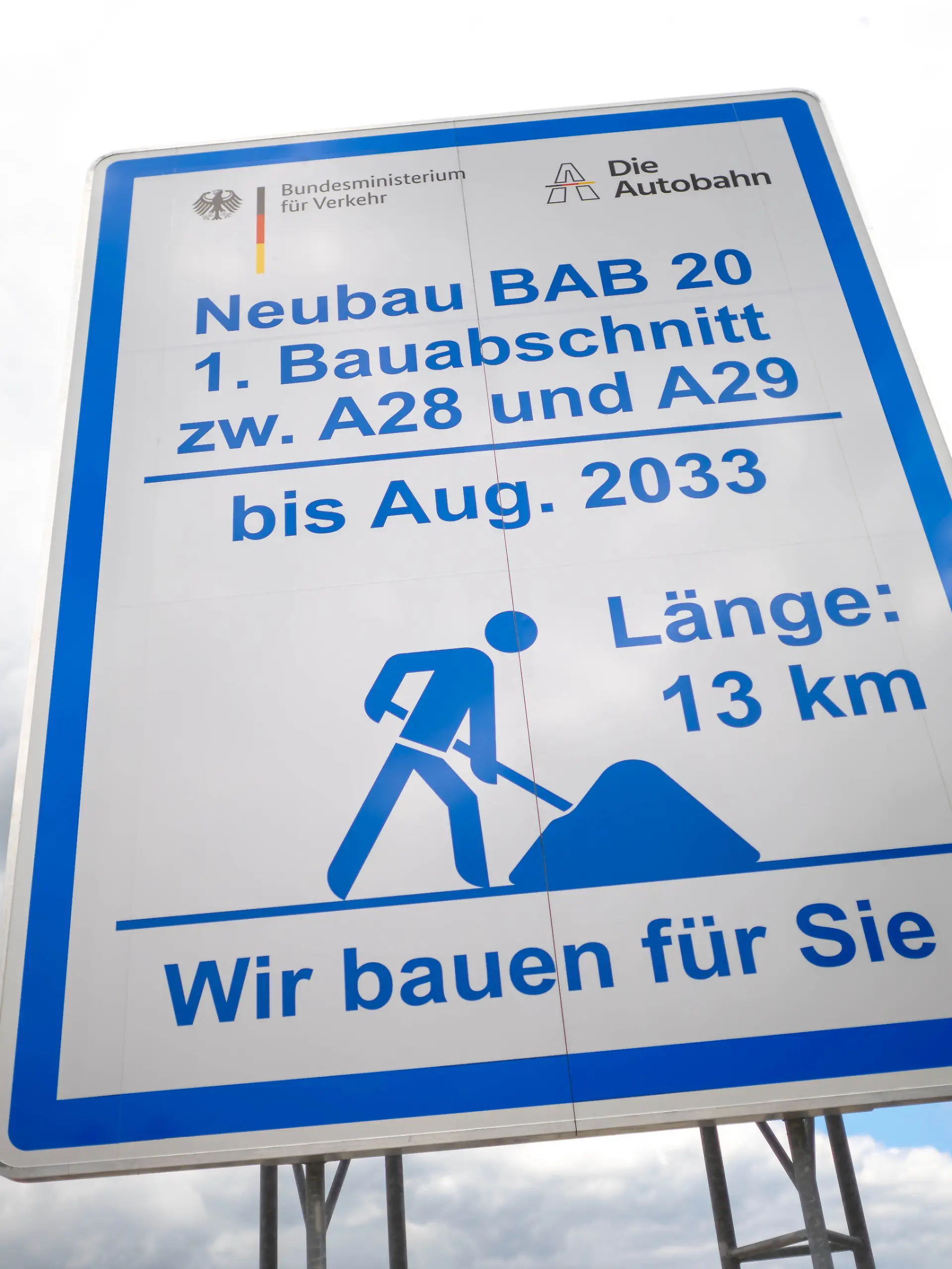 Spatenstich für den 13 Kilometer langen Abschnitt von Westerstede bis Jaderberg, den ersten Abschnitt der Küstenautobahn in Niedersachsen. +++ dpa-Bildfunk +++