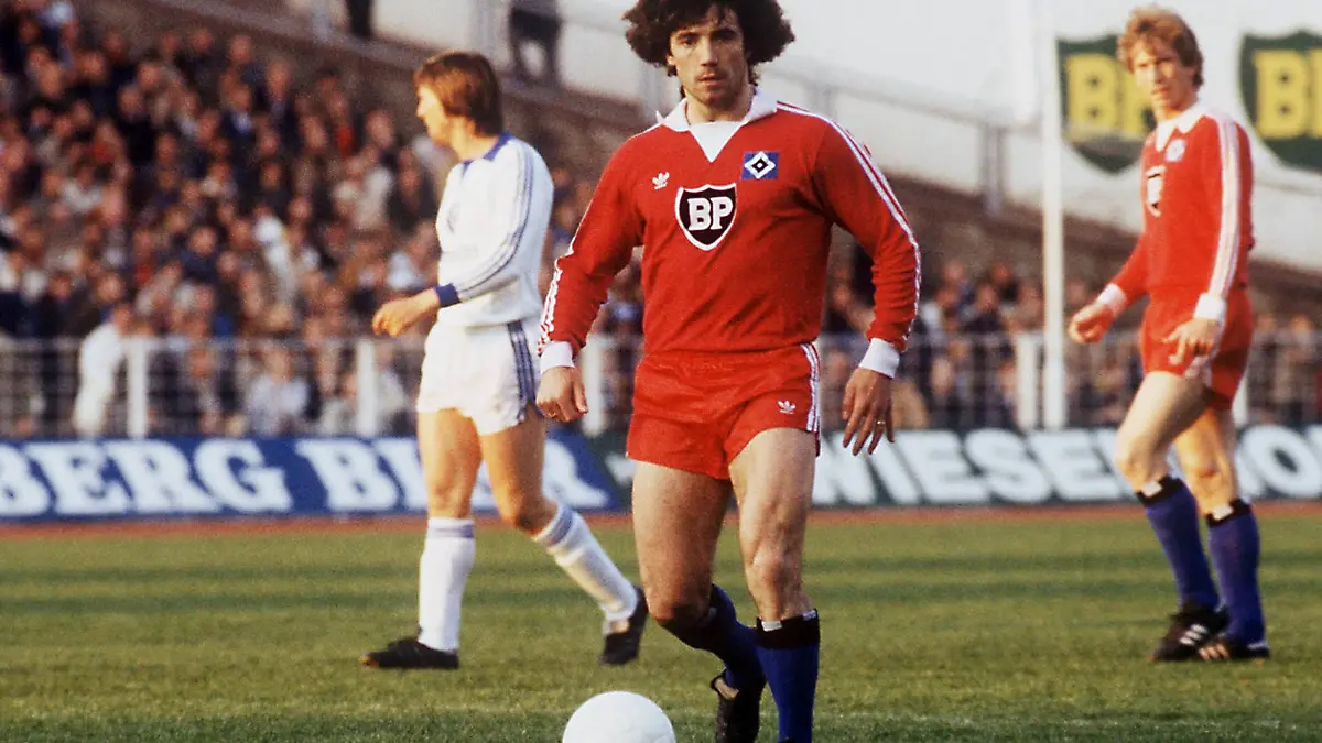 Bildnummer: 00995832 Datum: 27.10.1979 Copyright: imago/Sven Simon
Kevin Keegan (HSV) am Ball; Vneg, quer, dribbeln, Dribbling, Saison 1979/1980, Hamburger SV Hamburg Dynamik, Fußball 1. BL Herren Mannschaft Deutschland Einzelbild Aktion Personen