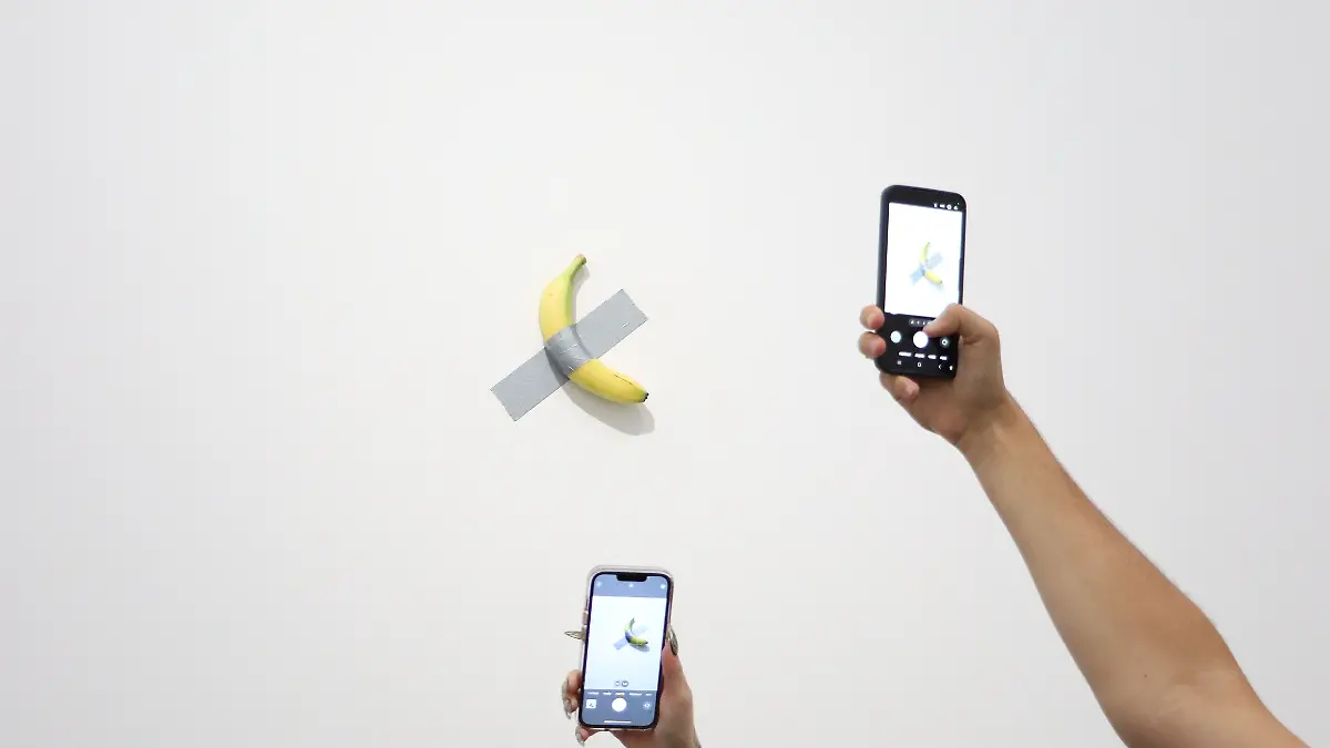 Das Werk «Comedian» des Künstlers Maurizio Cattelan in einer Ausstellung im Centre Pompidou in Metz. Die Banane wurde nun aus einer Ausstellung gestohlen. +++ dpa-Bildfunk +++
