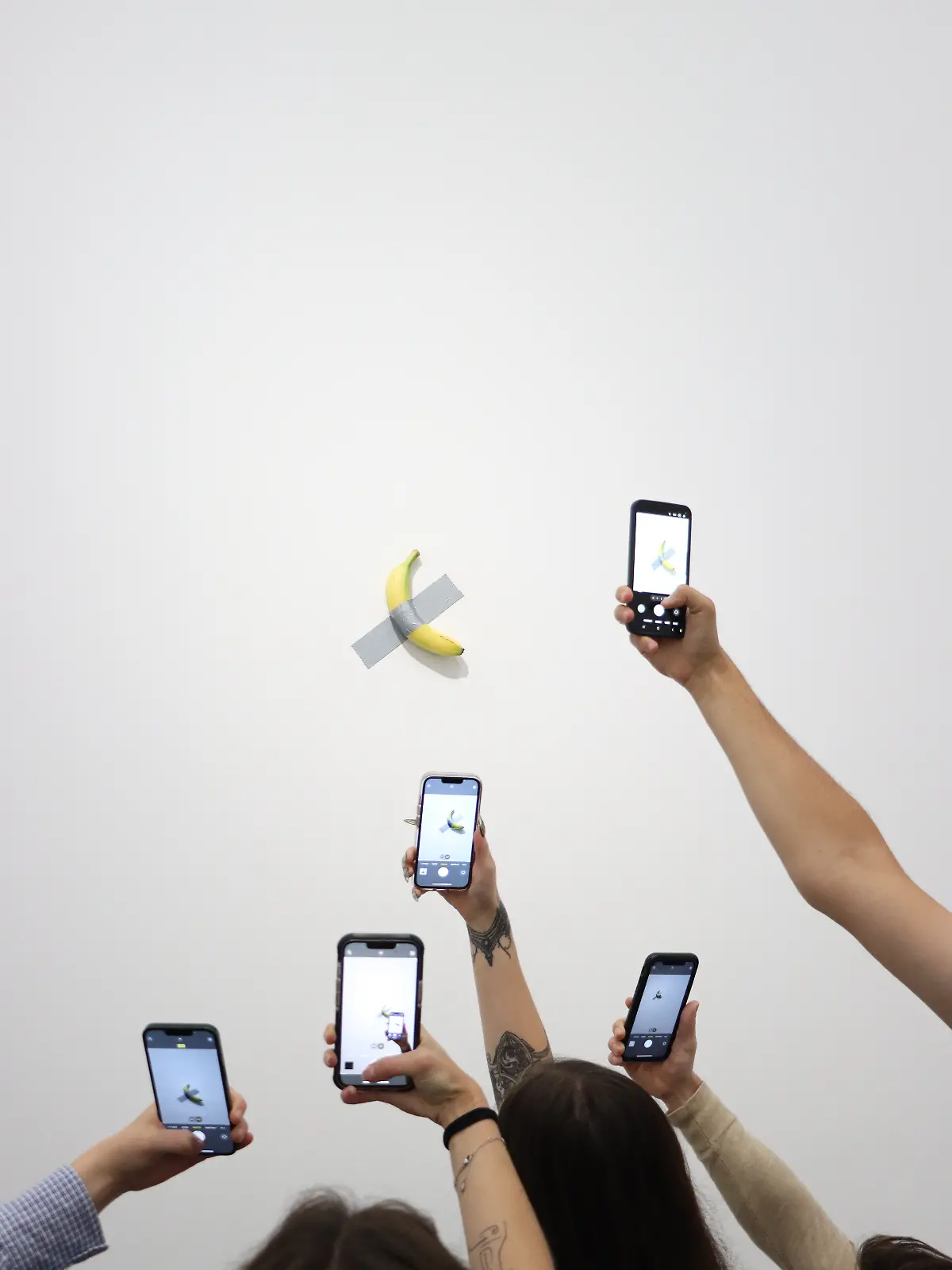 Das Werk «Comedian» des Künstlers Maurizio Cattelan in einer Ausstellung im Centre Pompidou in Metz. Die Banane wurde nun aus einer Ausstellung gestohlen. +++ dpa-Bildfunk +++