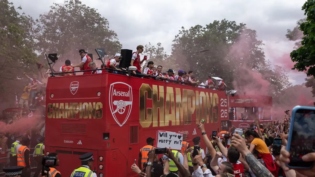 LONDON, UNITED KINGDOM - MAY 31: Arsenal players aboard an open-top bus greet supporters during the clubÄôs Premier League victory parade on May 31, 2026, in London, United Kingdom. Maciek Musialek / Anadolu