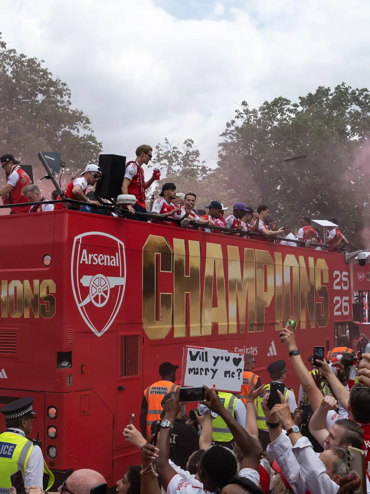 LONDON, UNITED KINGDOM - MAY 31: Arsenal players aboard an open-top bus greet supporters during the clubÄôs Premier League victory parade on May 31, 2026, in London, United Kingdom. Maciek Musialek / Anadolu