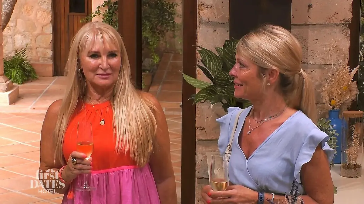 Die Freundinnen Irina und Simone checken ein Doppelter Flirt-Alarm