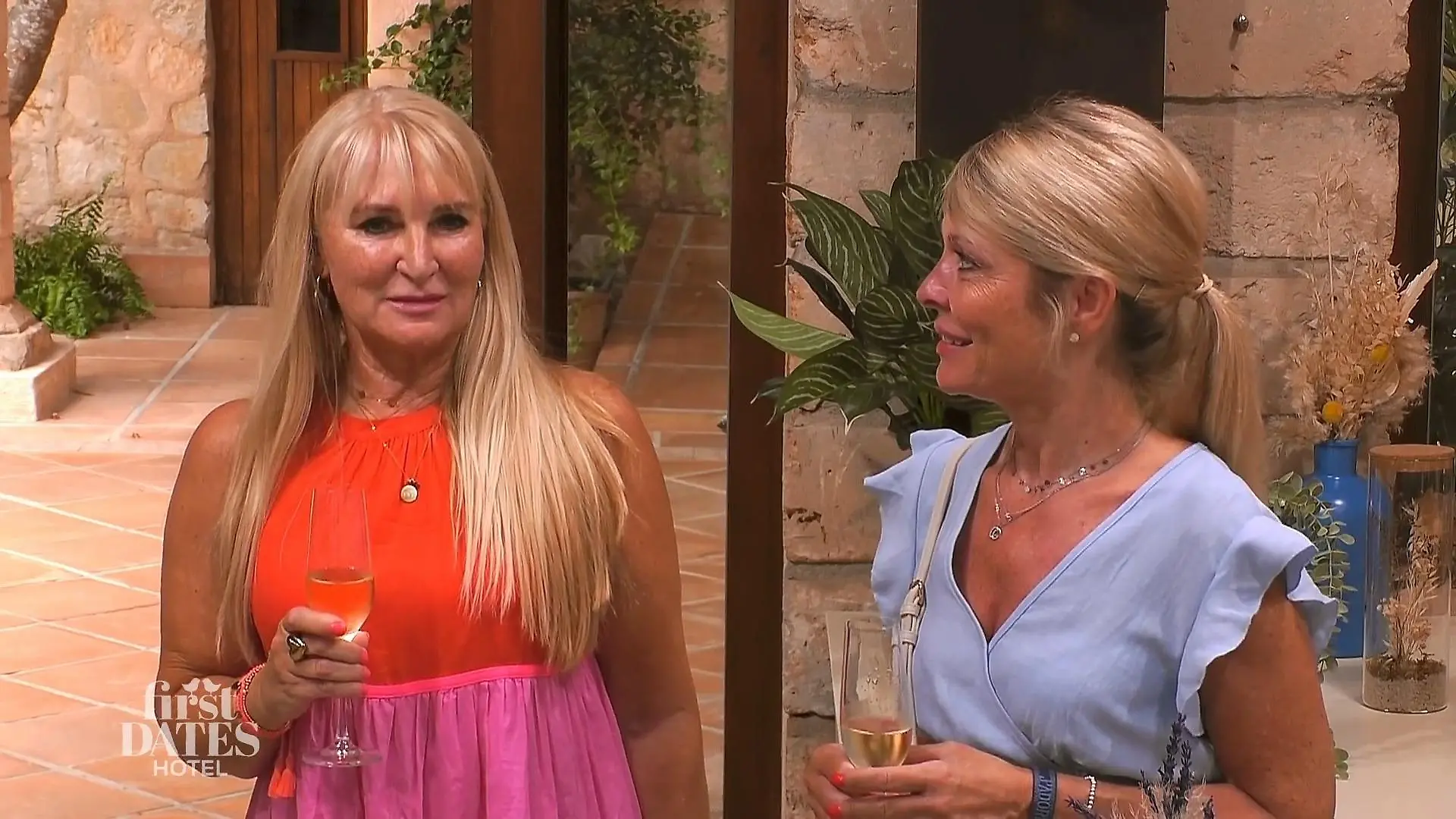 Die Freundinnen Irina und Simone checken ein Doppelter Flirt-Alarm