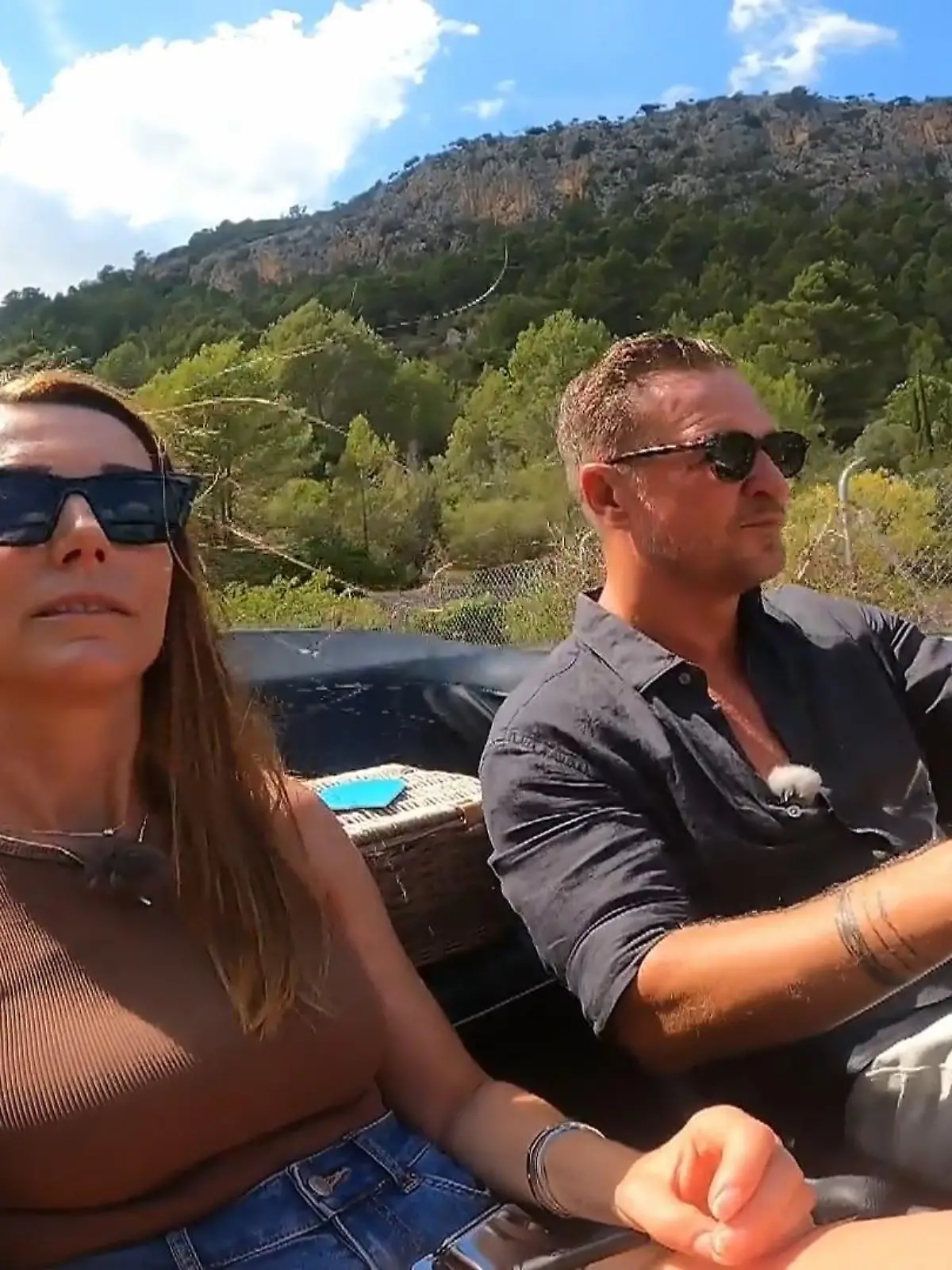 Bild zu: "Andjela und Robert düsen im Oldtimer zum Traum-Date"